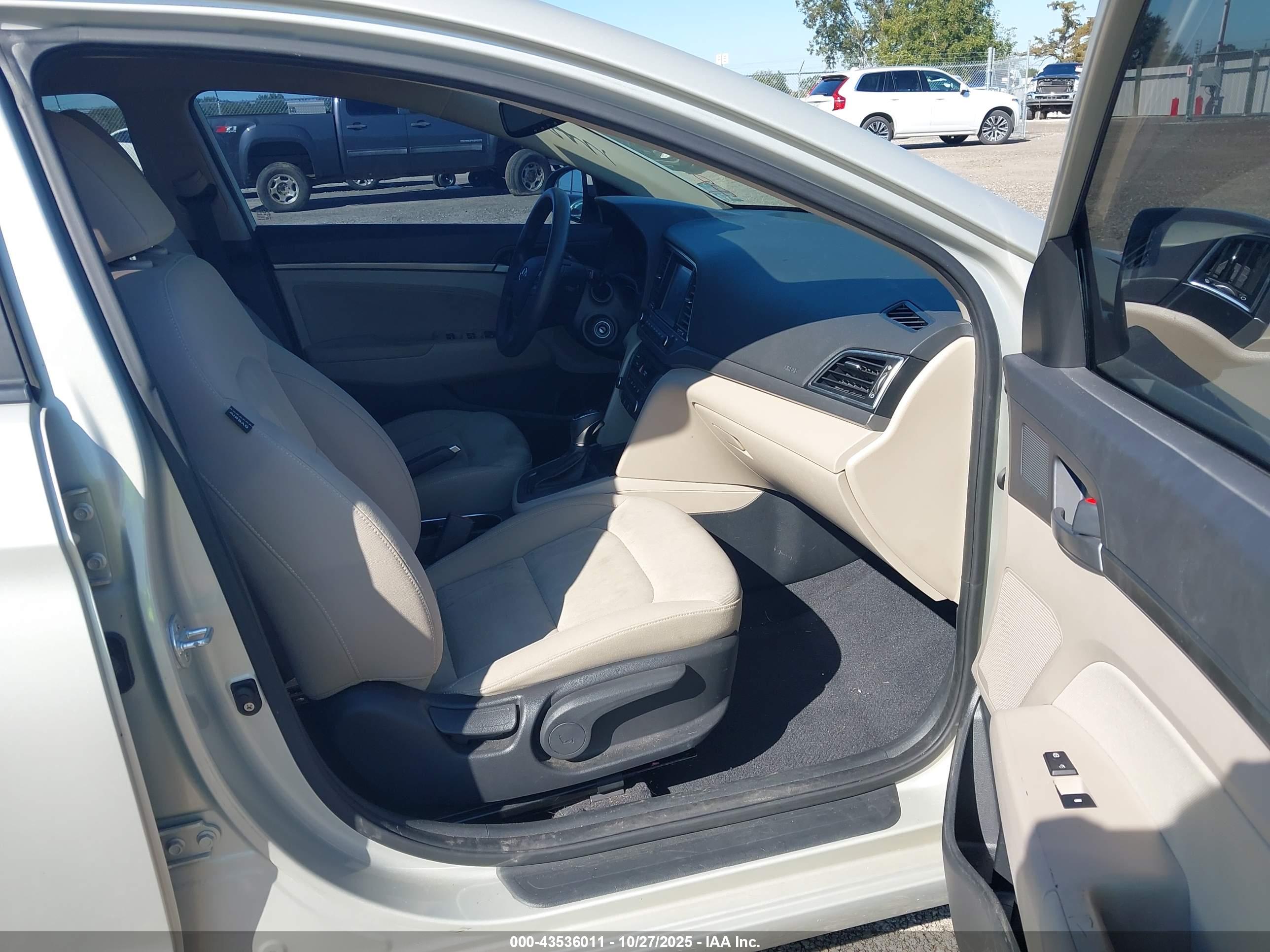 HYUNDAI ELANTRA image 5