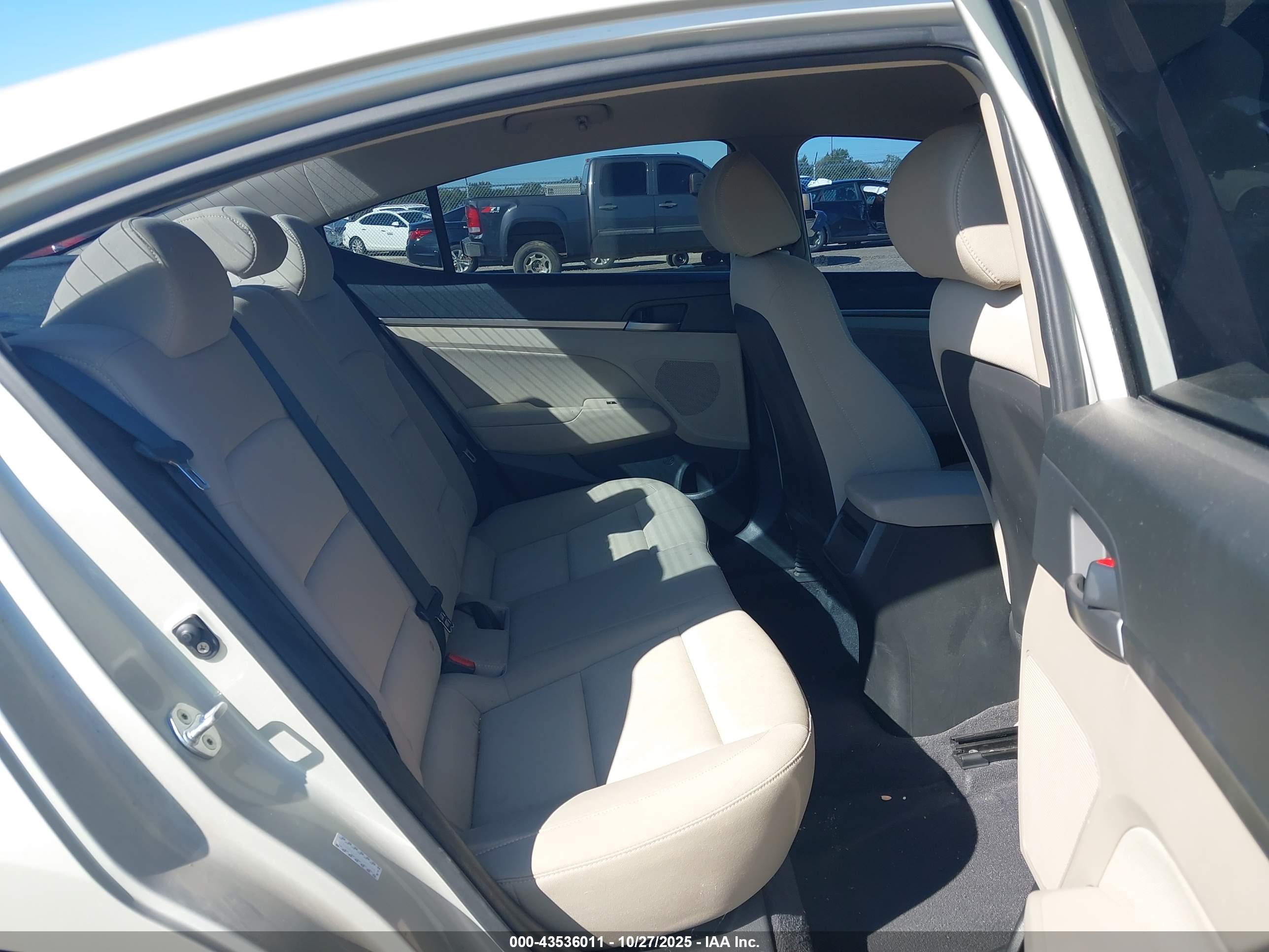 HYUNDAI ELANTRA image 8
