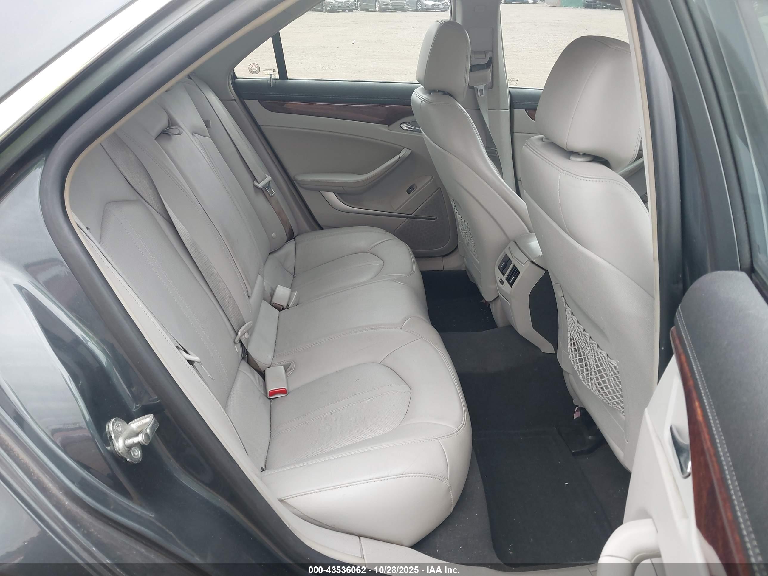 CADILLAC CTS image 8