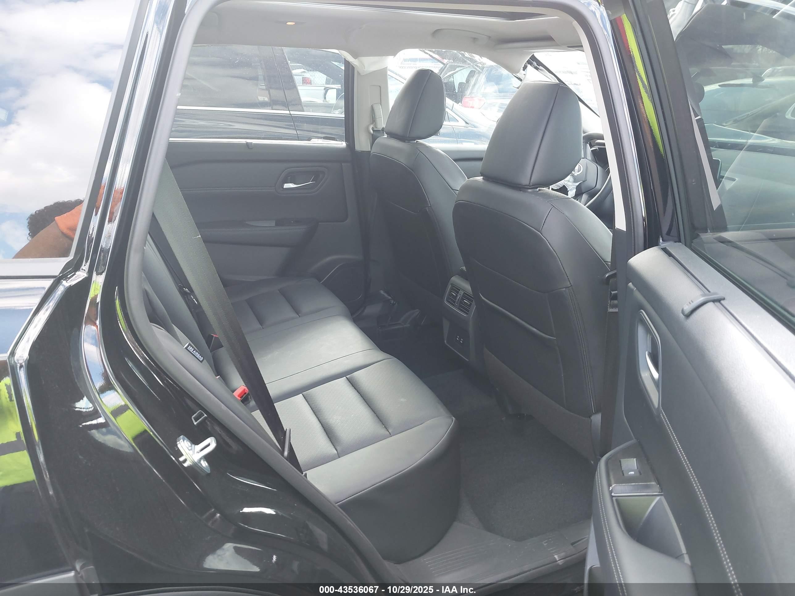 NISSAN ROGUE image 8