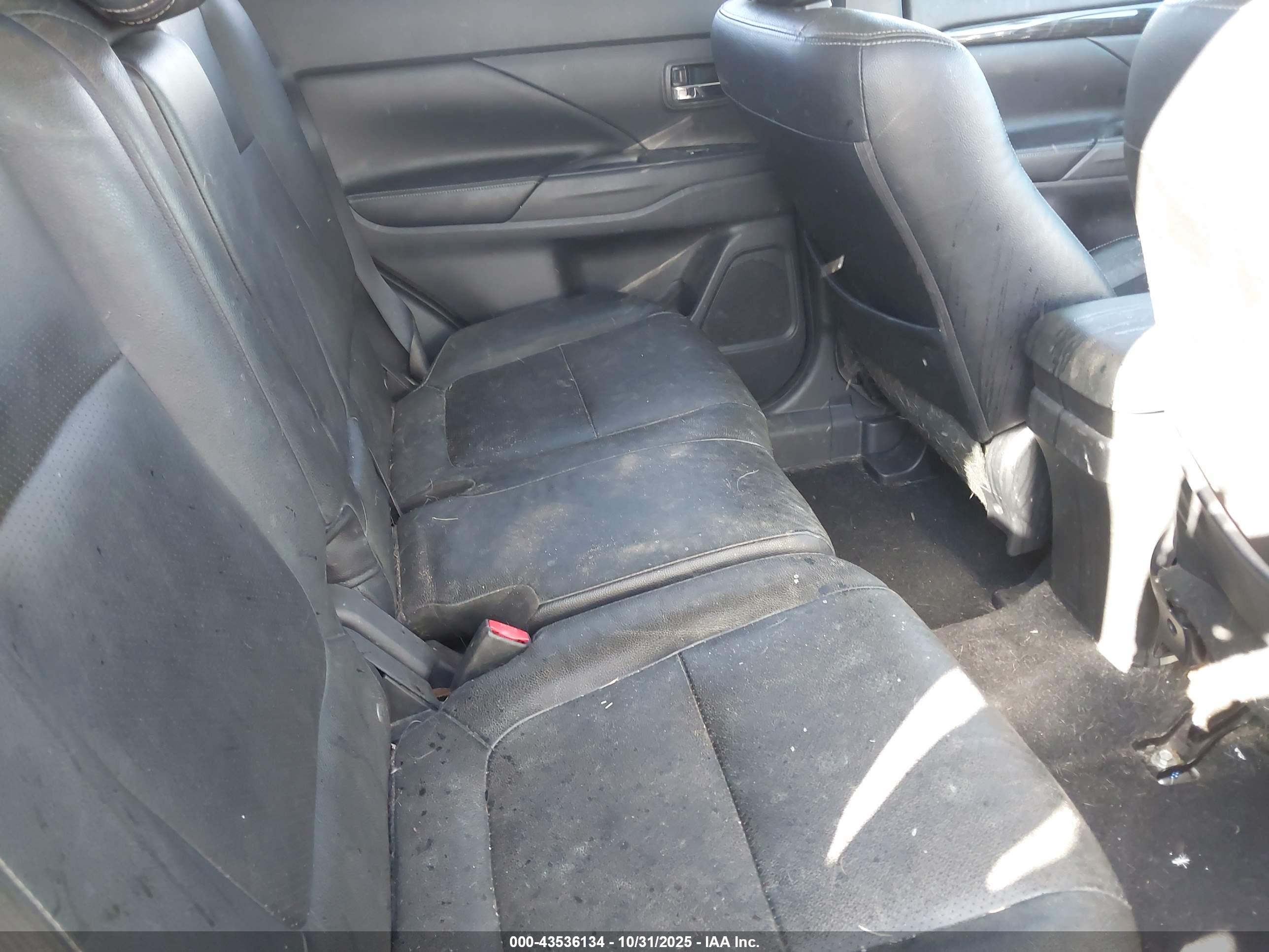 MITSUBISHI OUTLANDER image 8