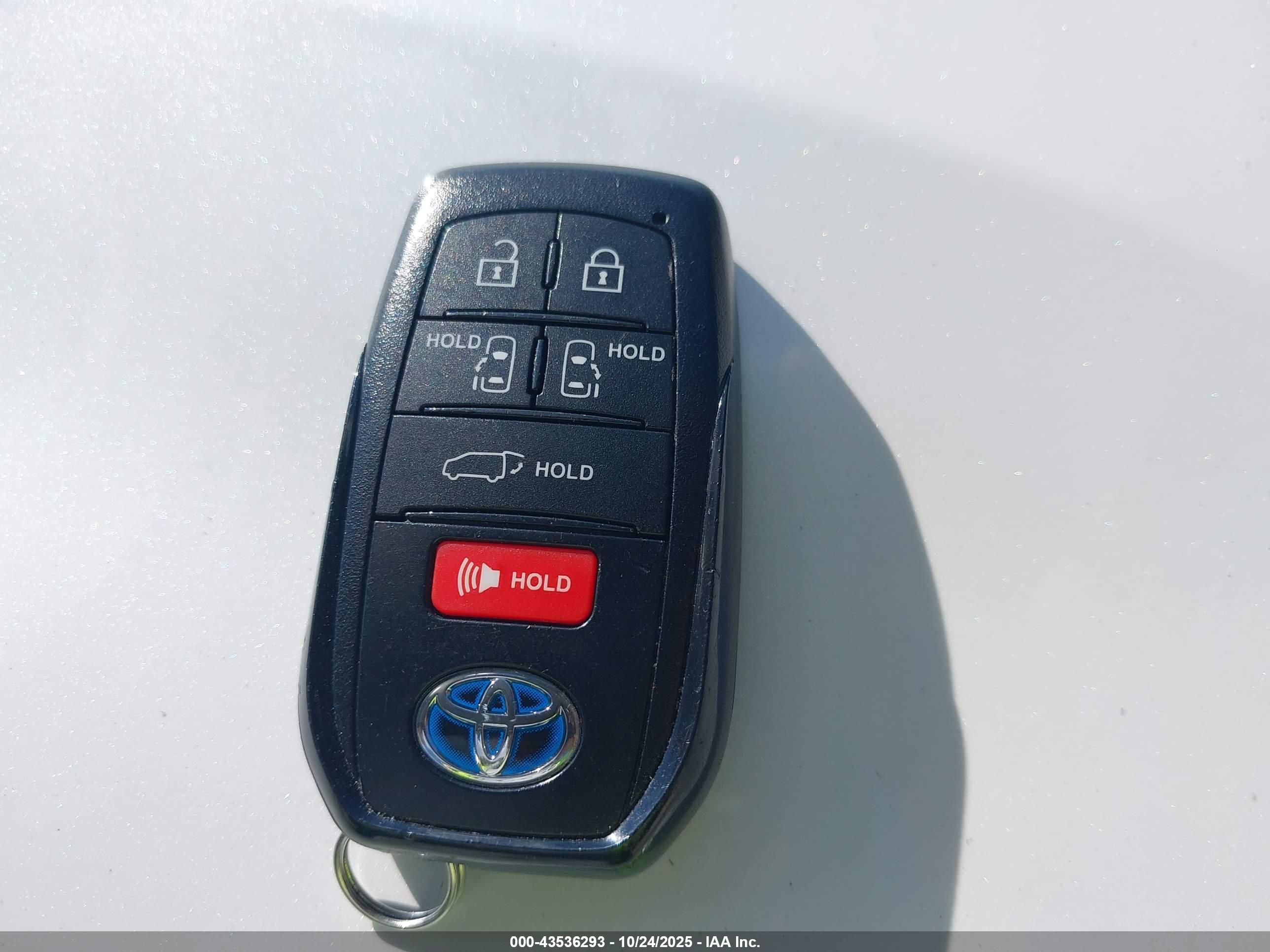 TOYOTA SIENNA image 11