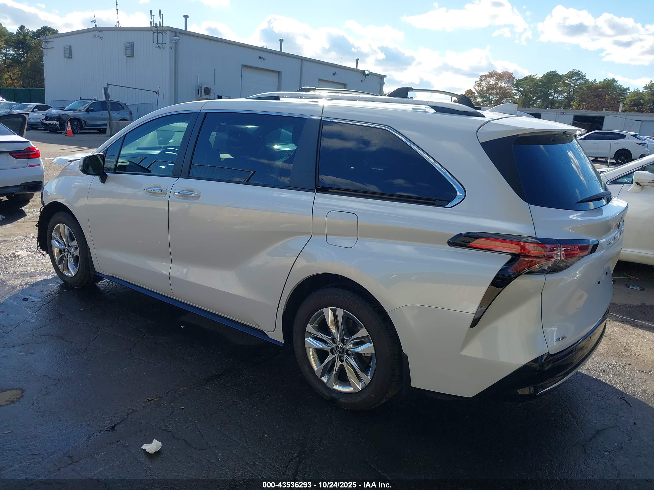 TOYOTA SIENNA image 3