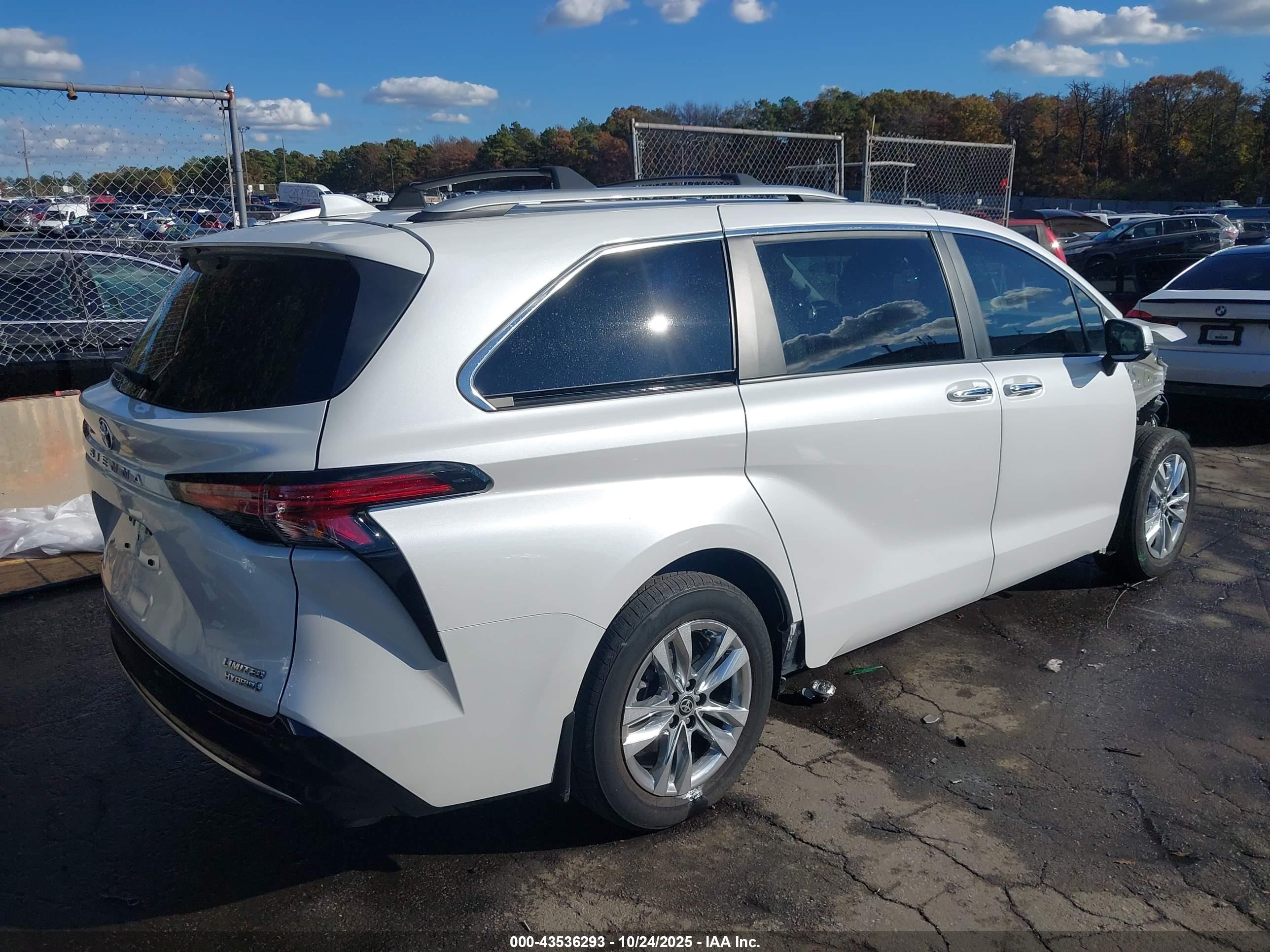 TOYOTA SIENNA image 4