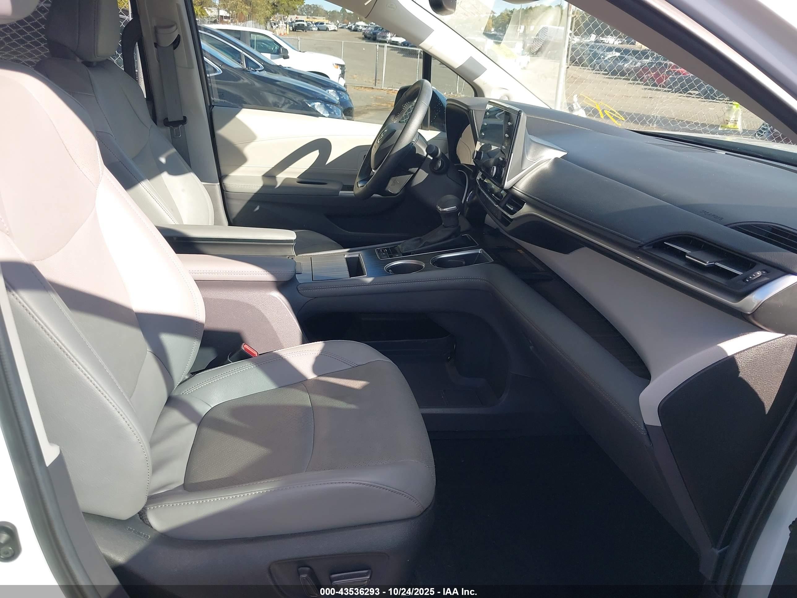 TOYOTA SIENNA image 5