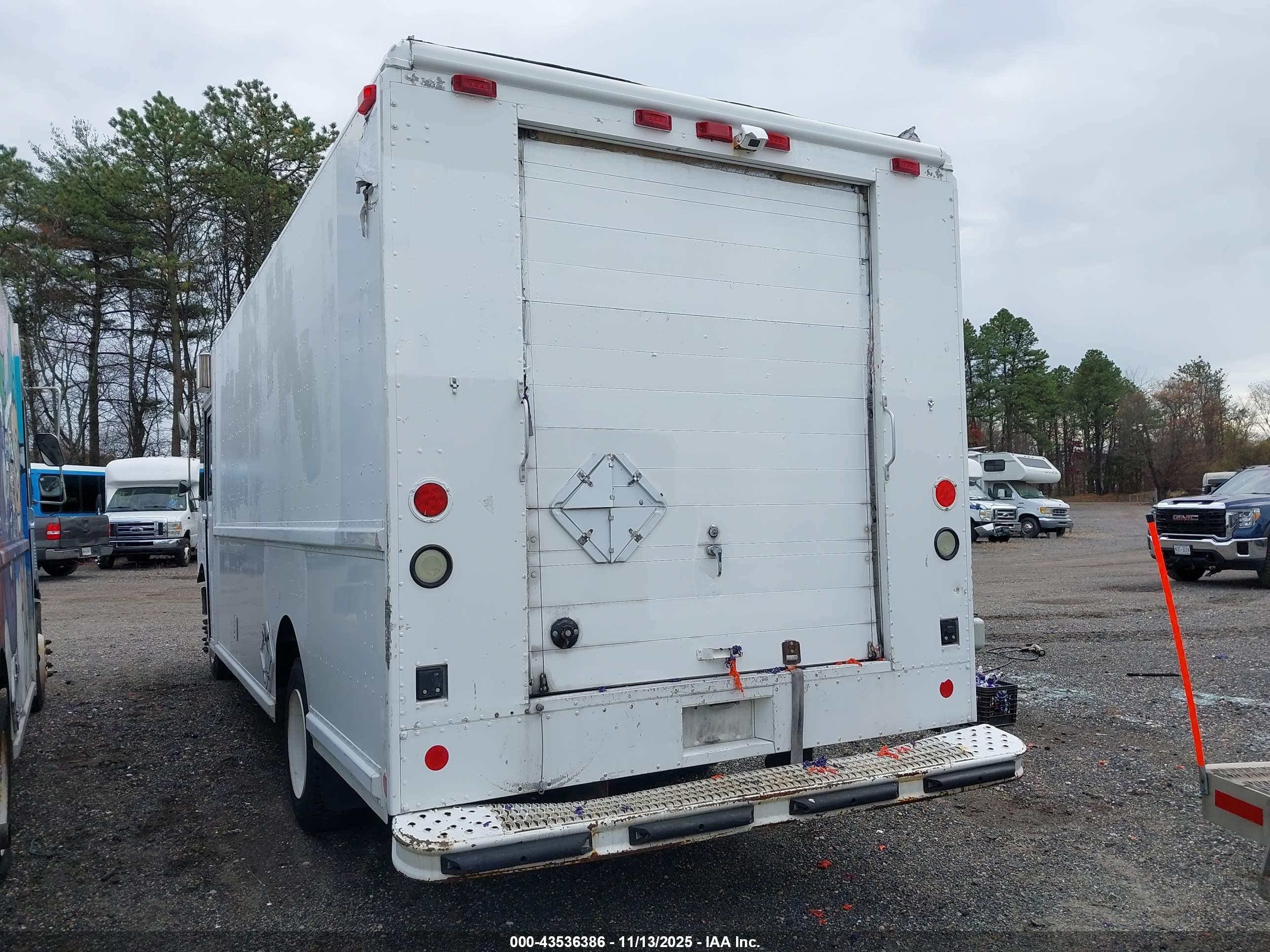 FREIGHTLINER CHASSIS image 3