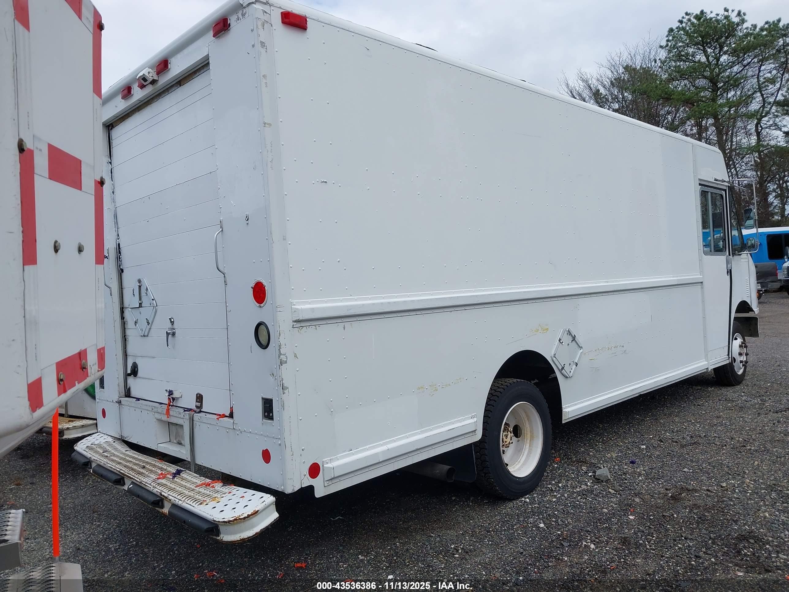 FREIGHTLINER CHASSIS image 4