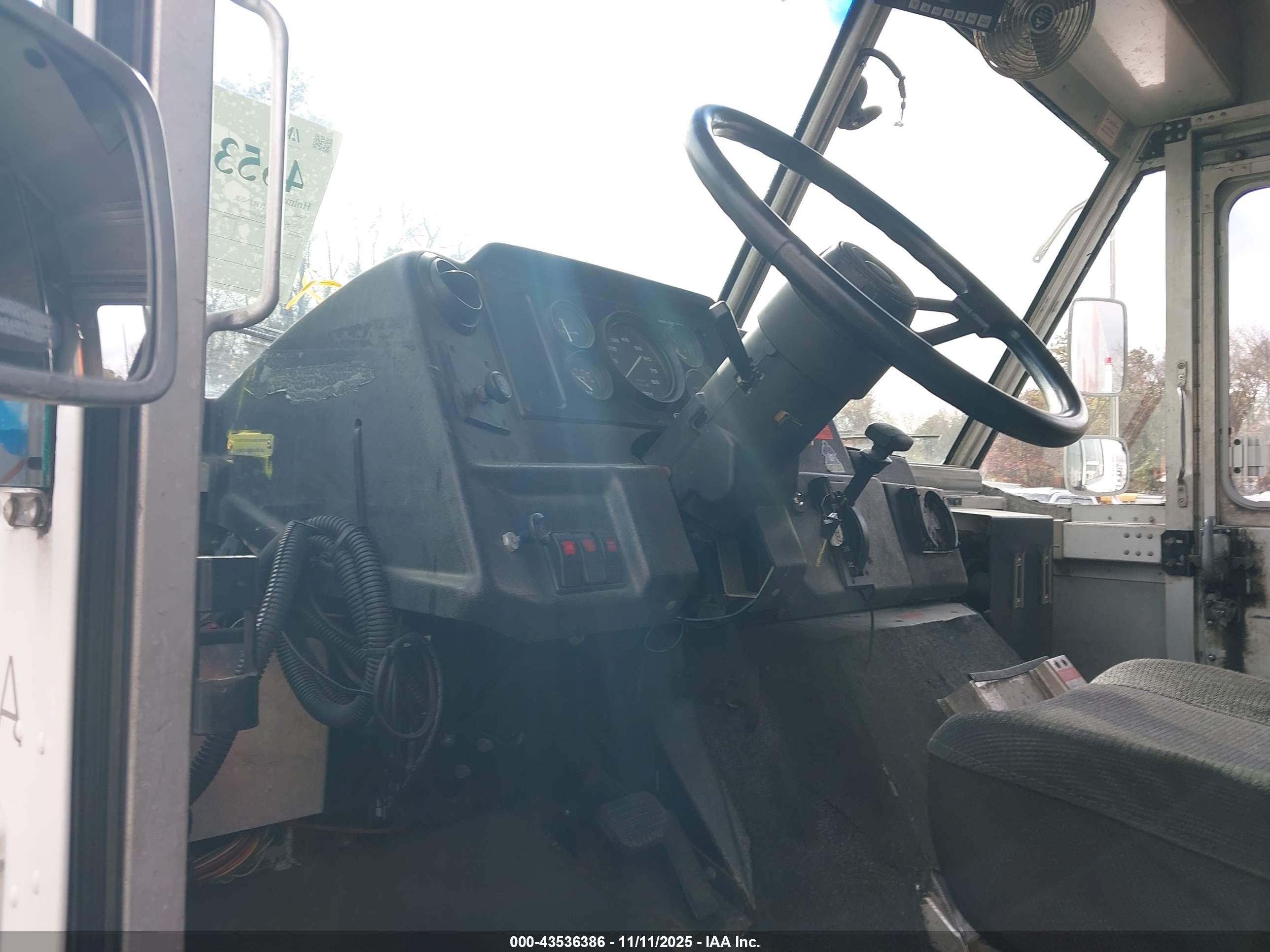 FREIGHTLINER CHASSIS image 8