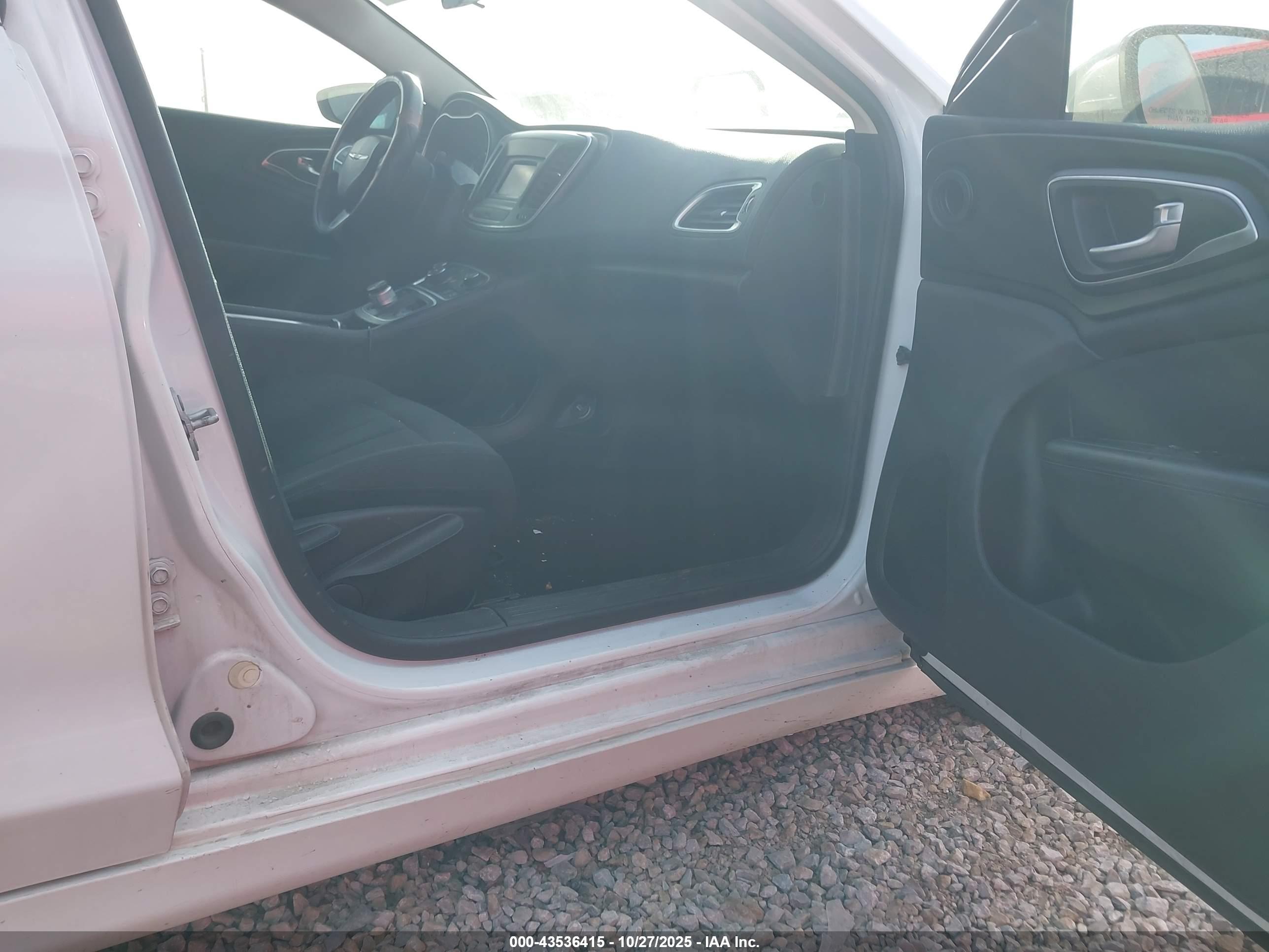 CHRYSLER 200 image 5