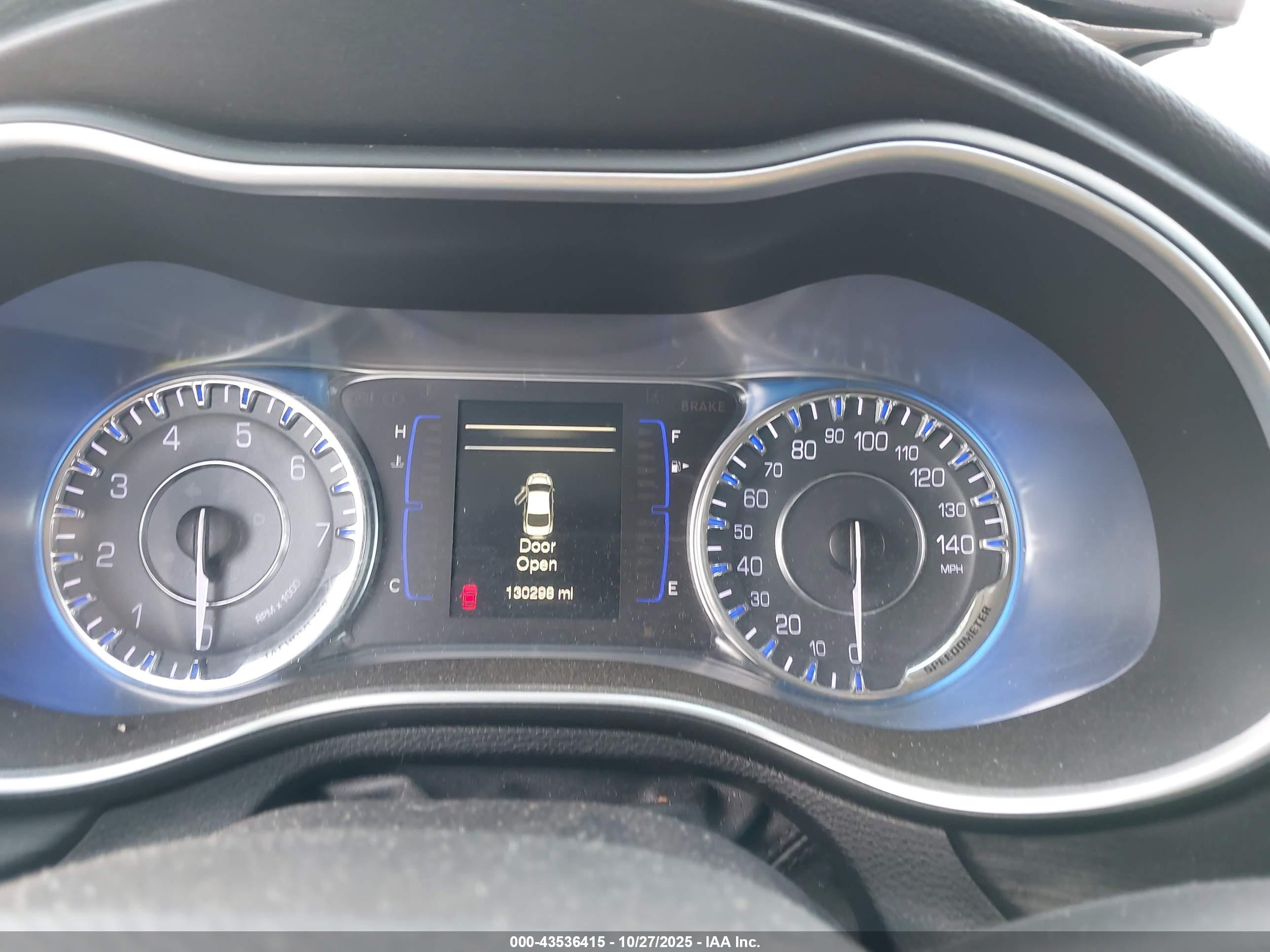 CHRYSLER 200 image 7