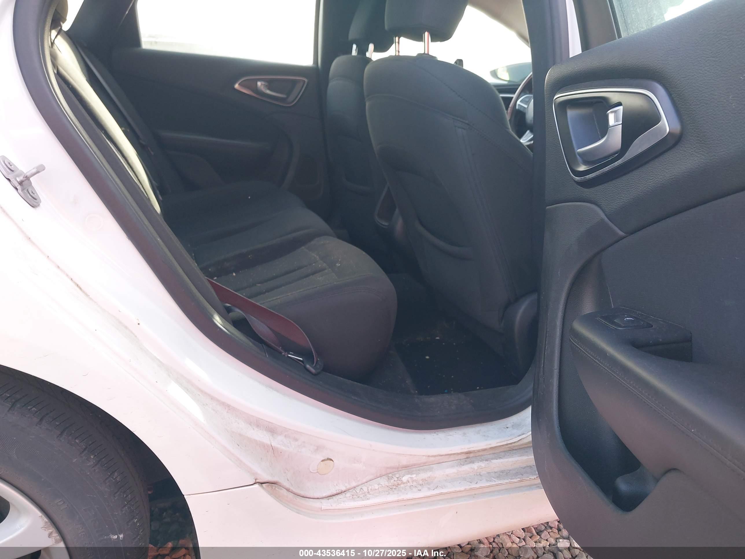 CHRYSLER 200 image 8