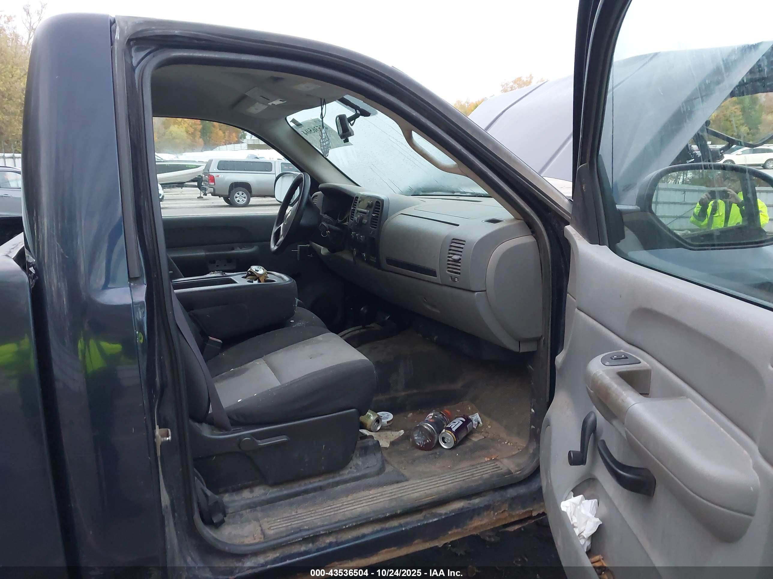 CHEVROLET SILVERADO image 5