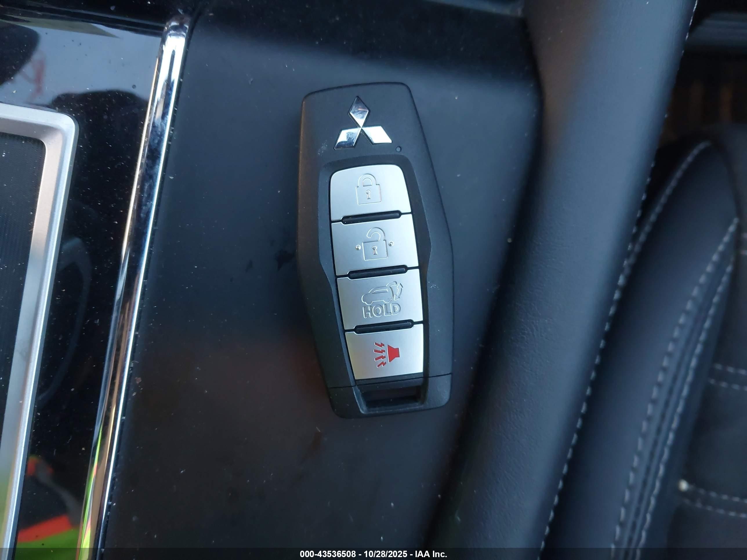 MITSUBISHI OUTLANDER image 11