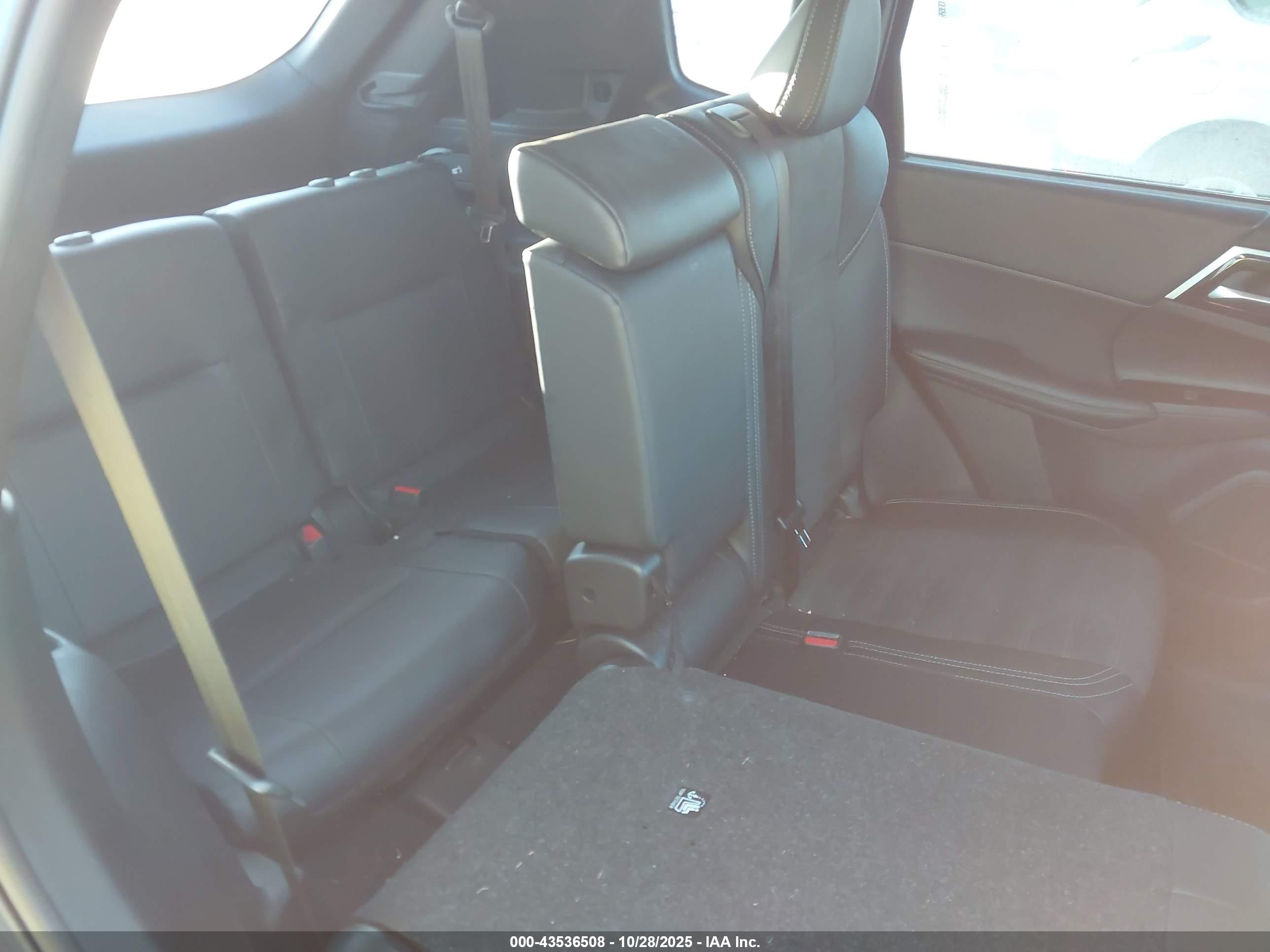 MITSUBISHI OUTLANDER image 8