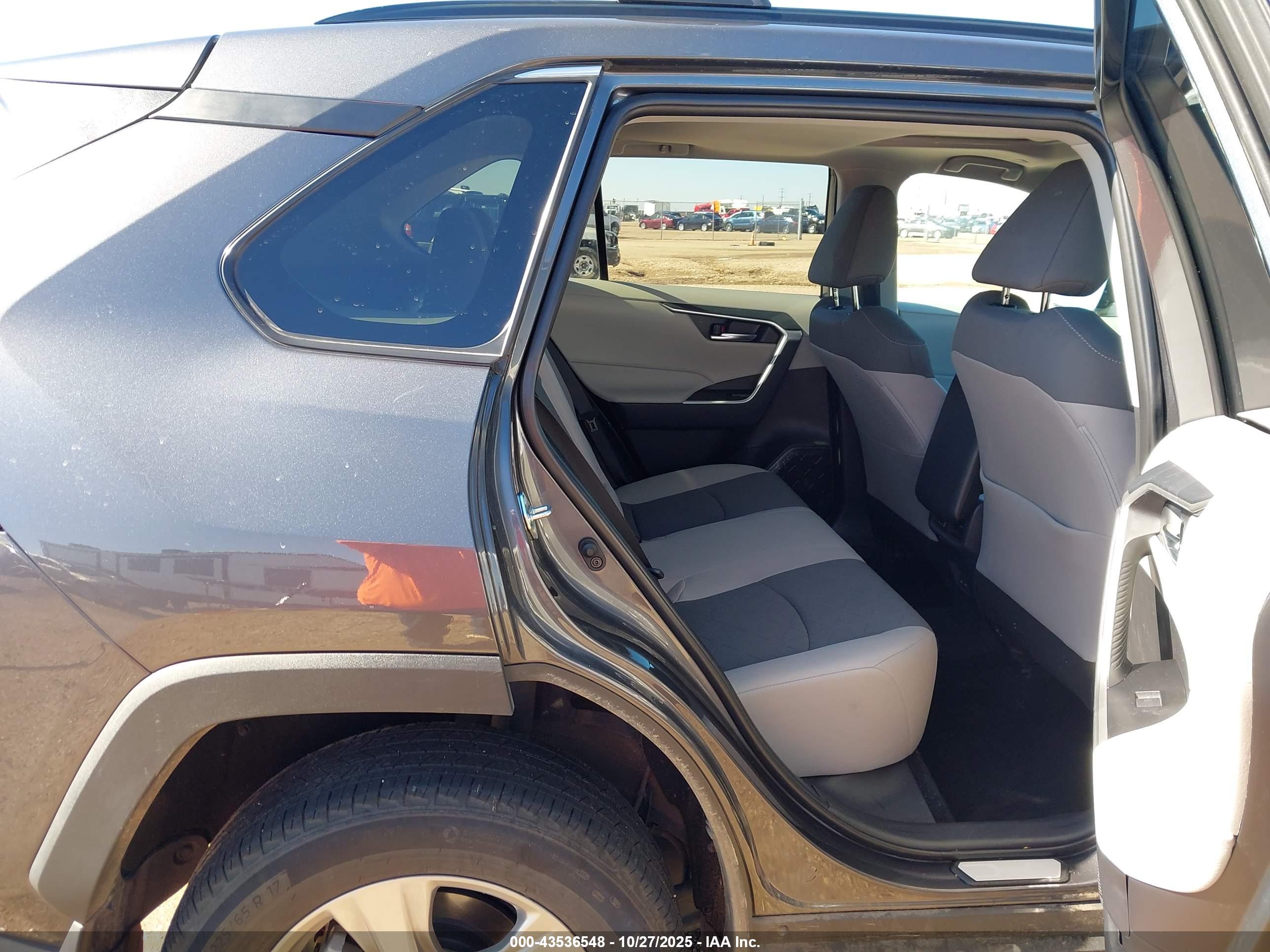 TOYOTA RAV4 image 8