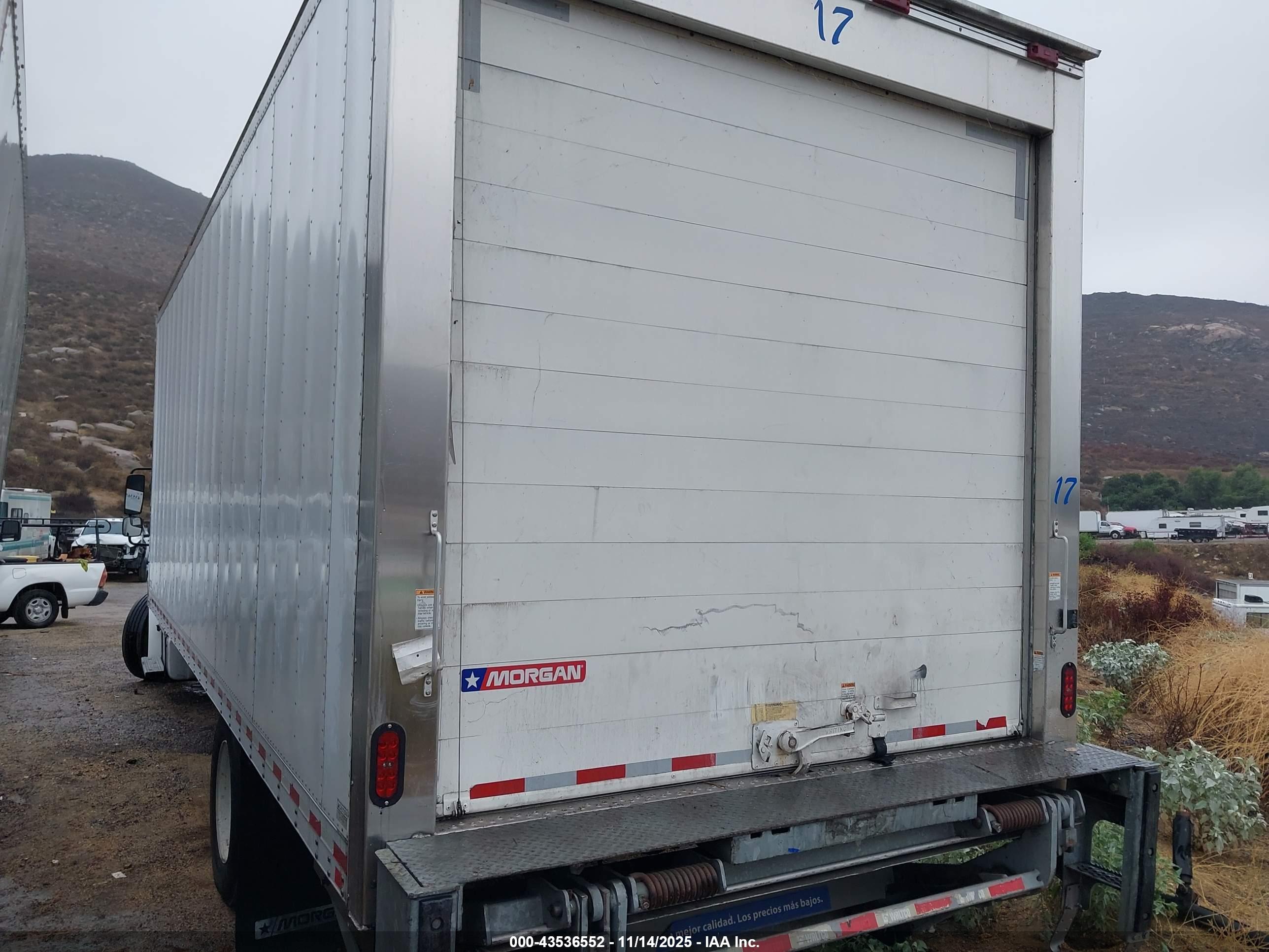 FREIGHTLINER M2 image 3