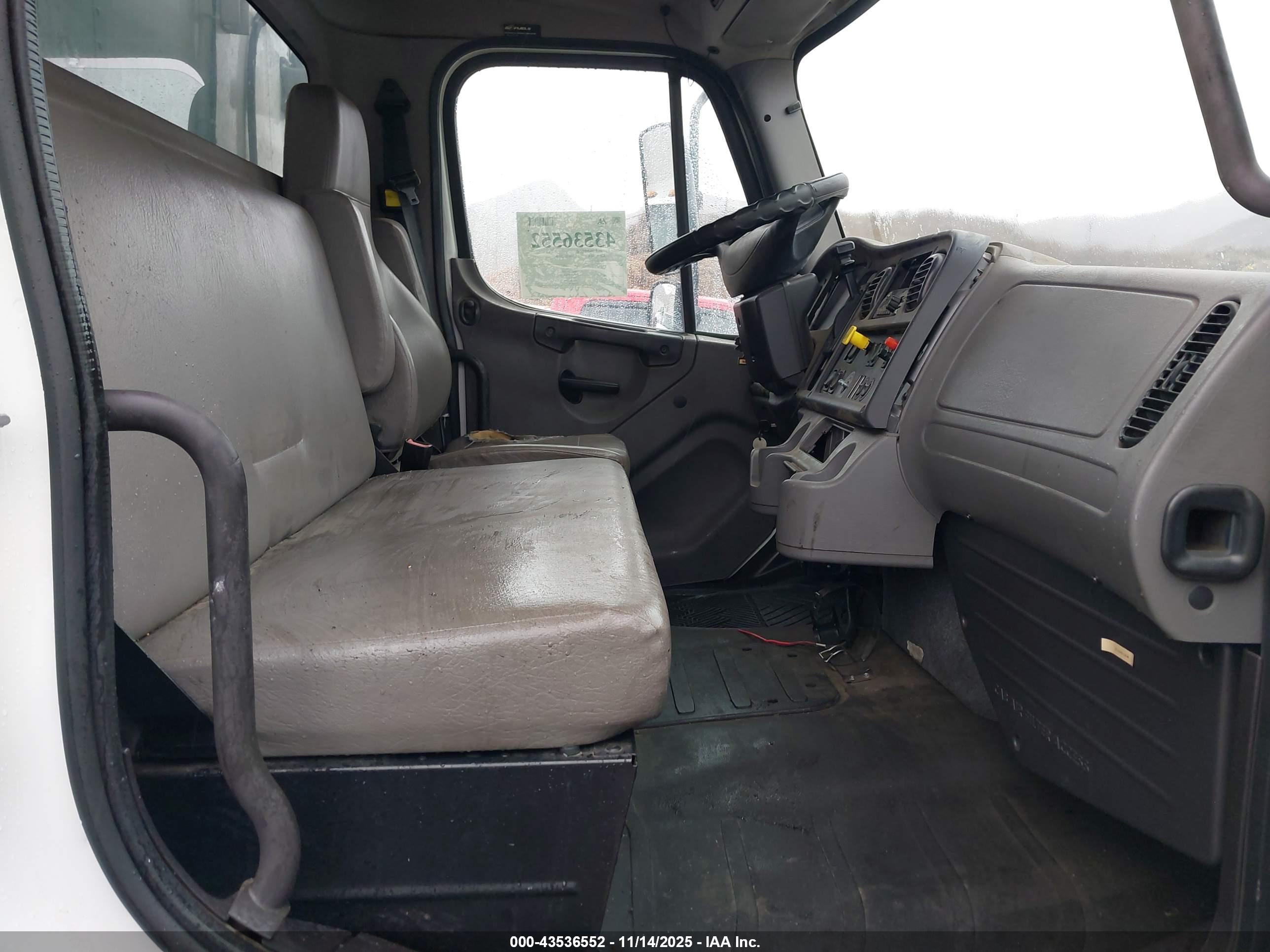FREIGHTLINER M2 image 5