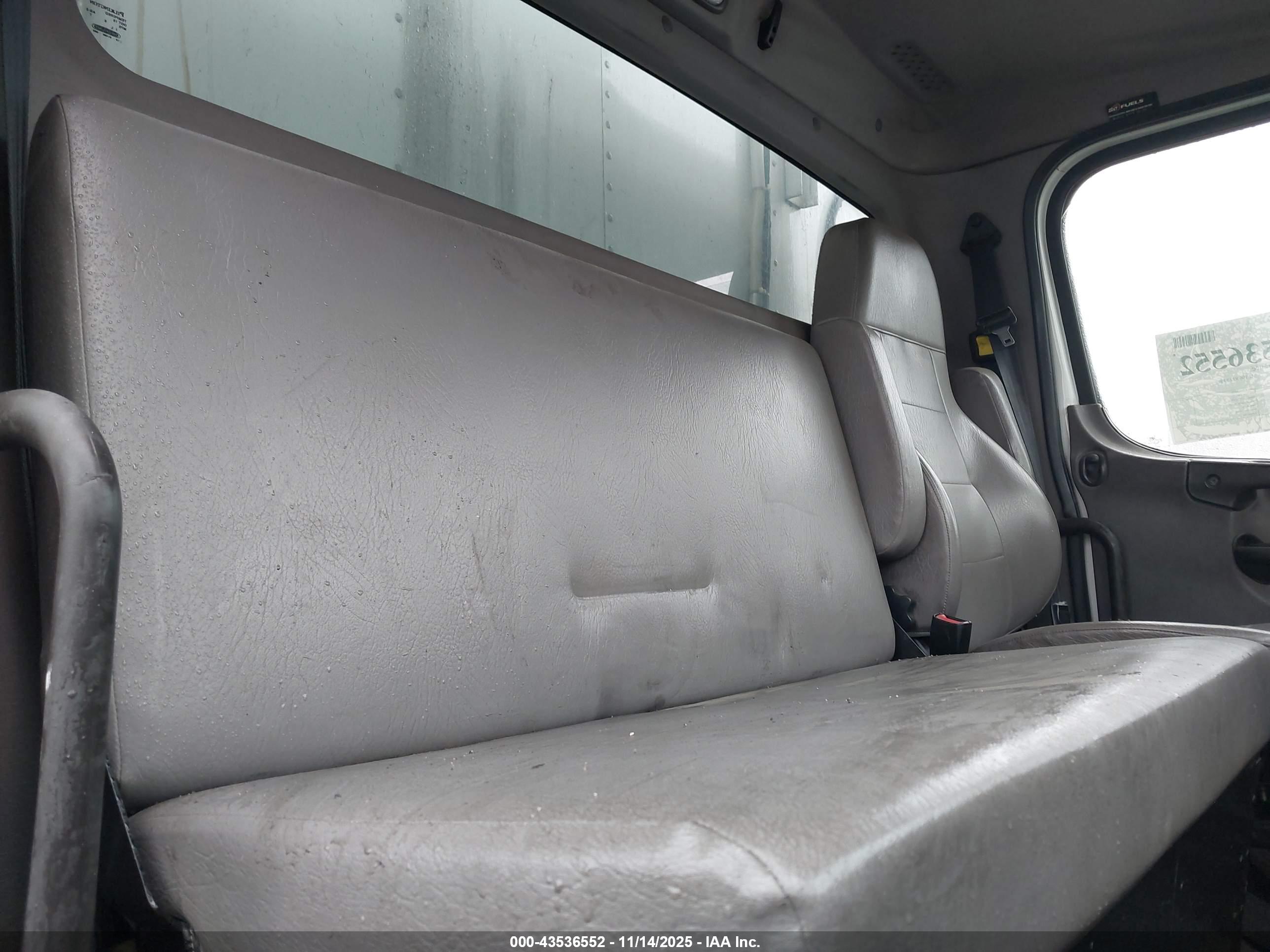 FREIGHTLINER M2 image 7