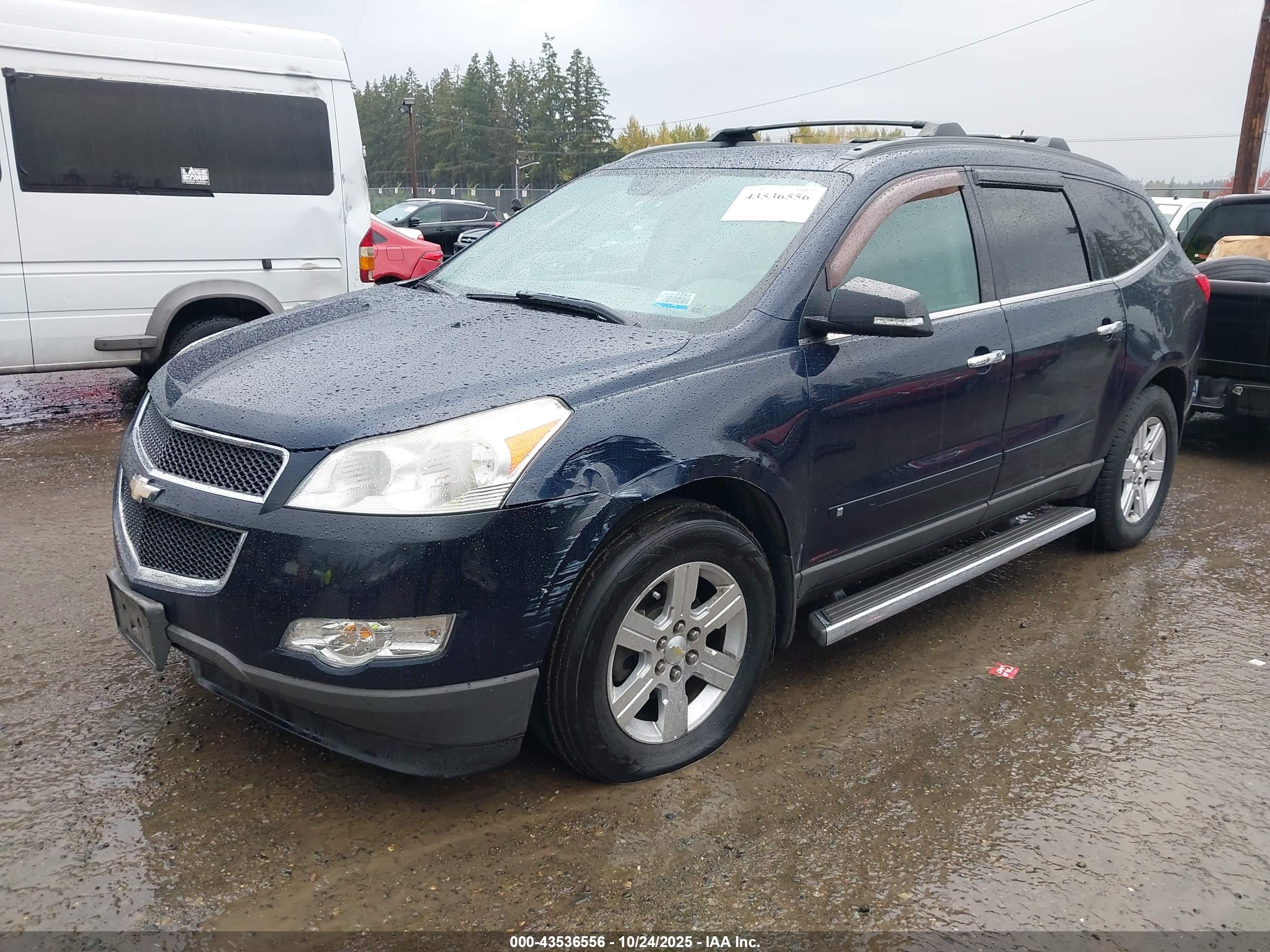 CHEVROLET TRAVERSE image 2