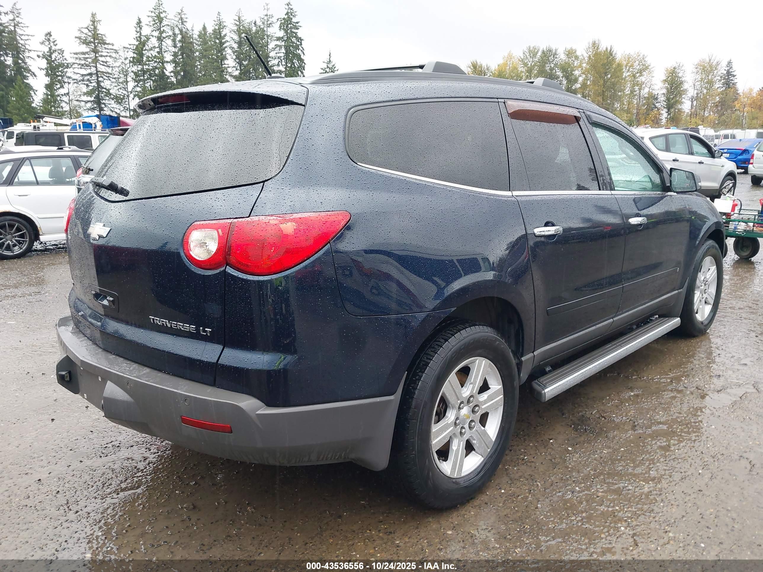 CHEVROLET TRAVERSE image 4