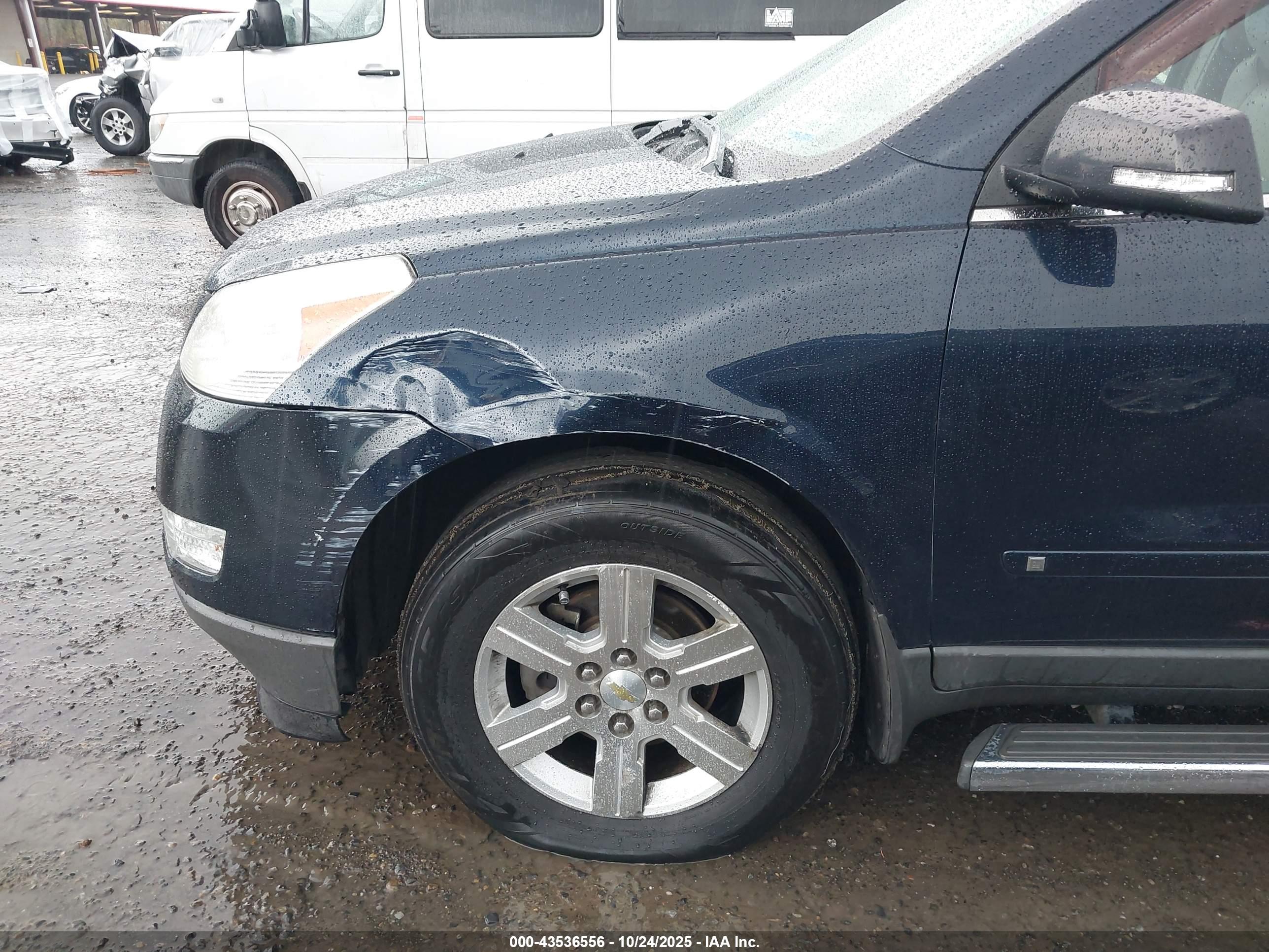 CHEVROLET TRAVERSE image 6