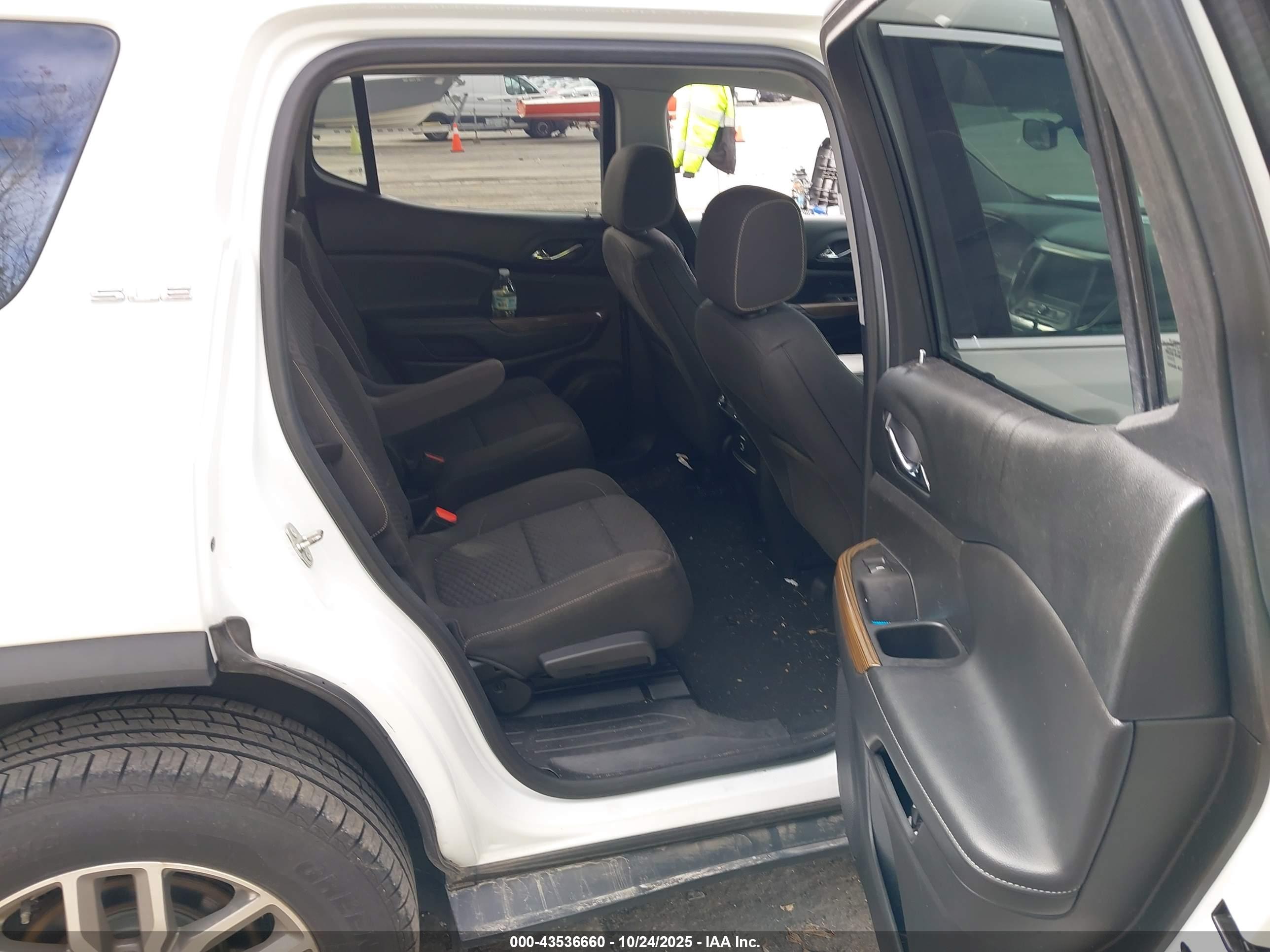GMC ACADIA image 8