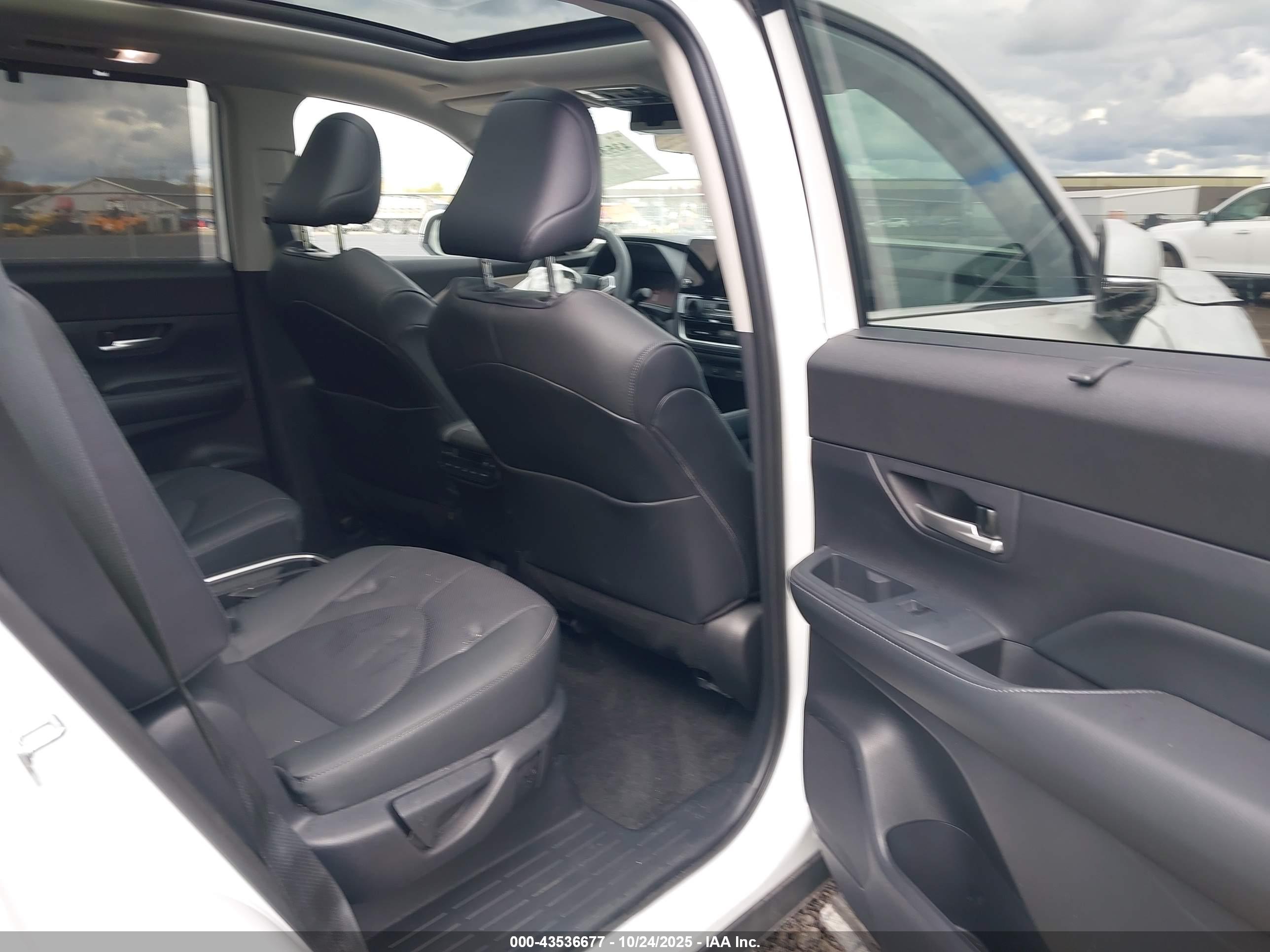 TOYOTA GRAND image 8