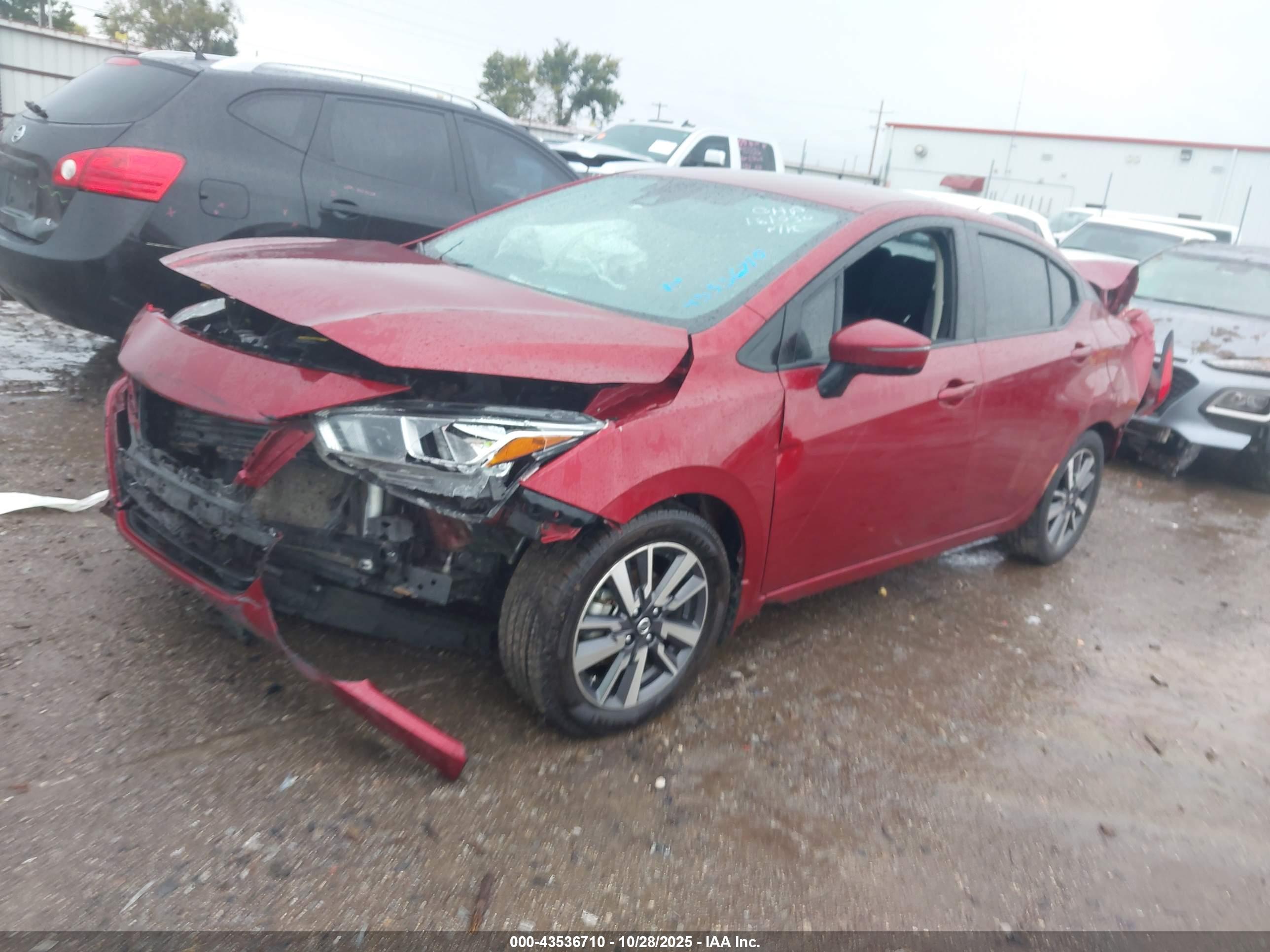 NISSAN VERSA image 2