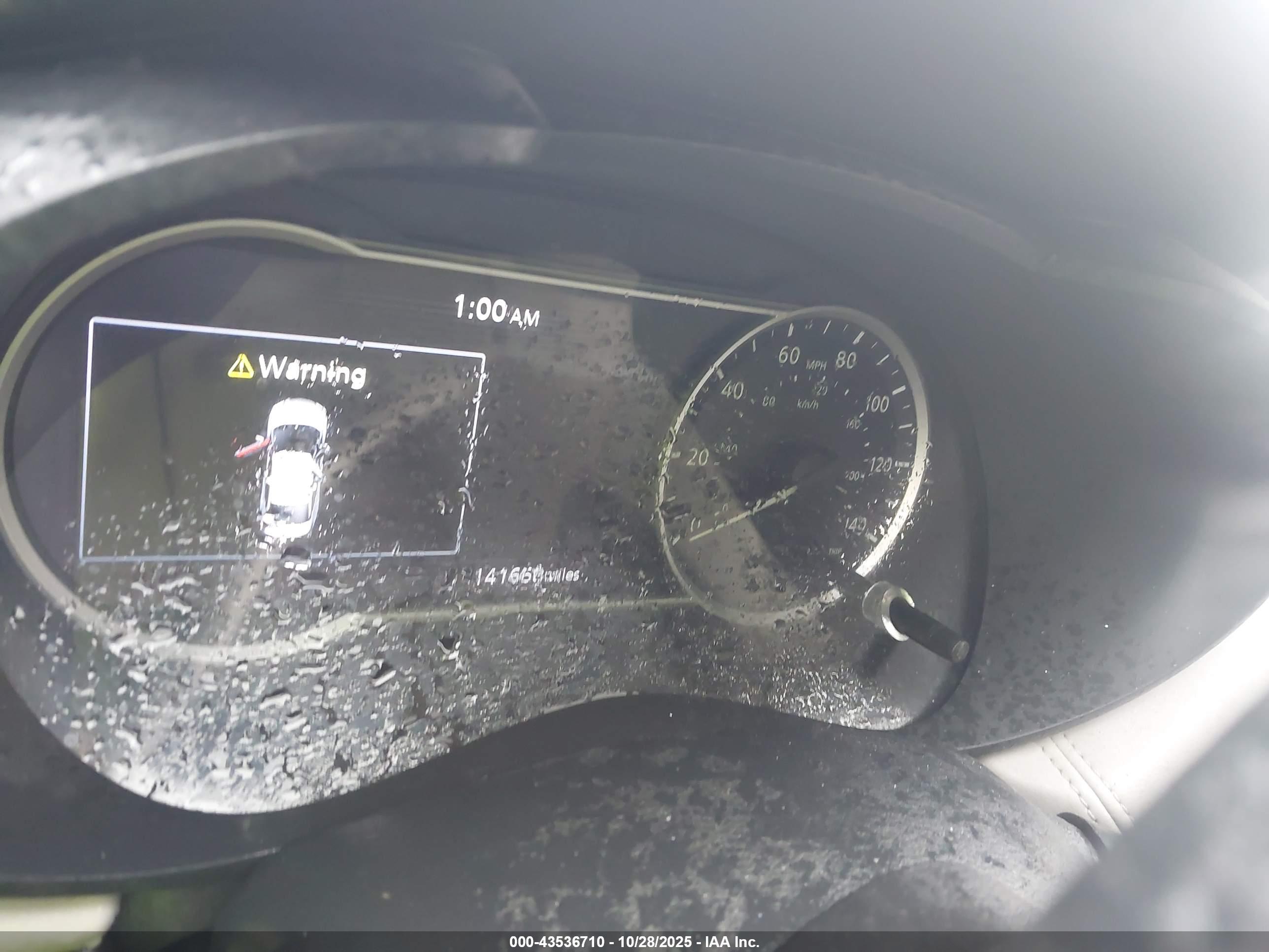 NISSAN VERSA image 7