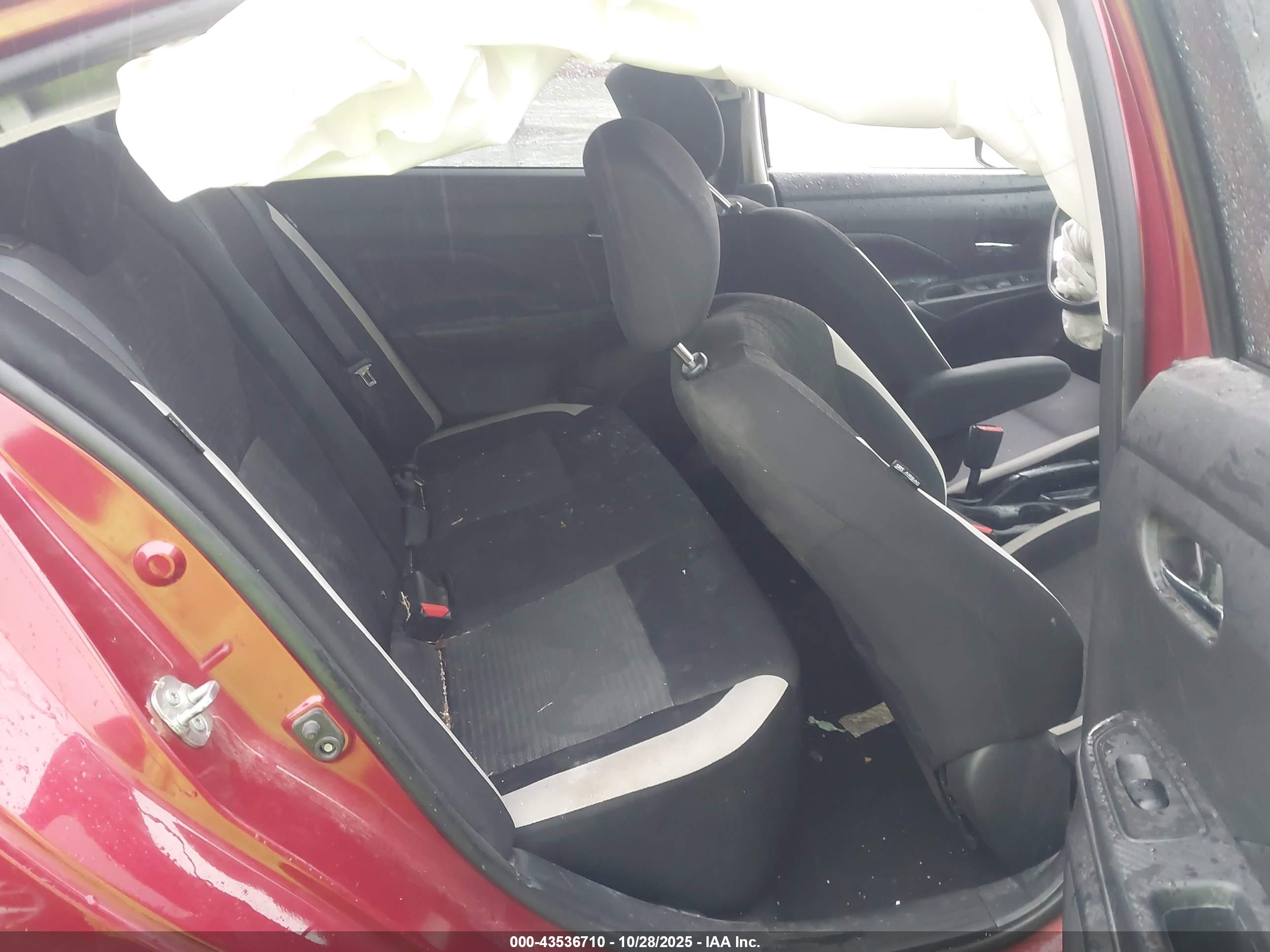 NISSAN VERSA image 8
