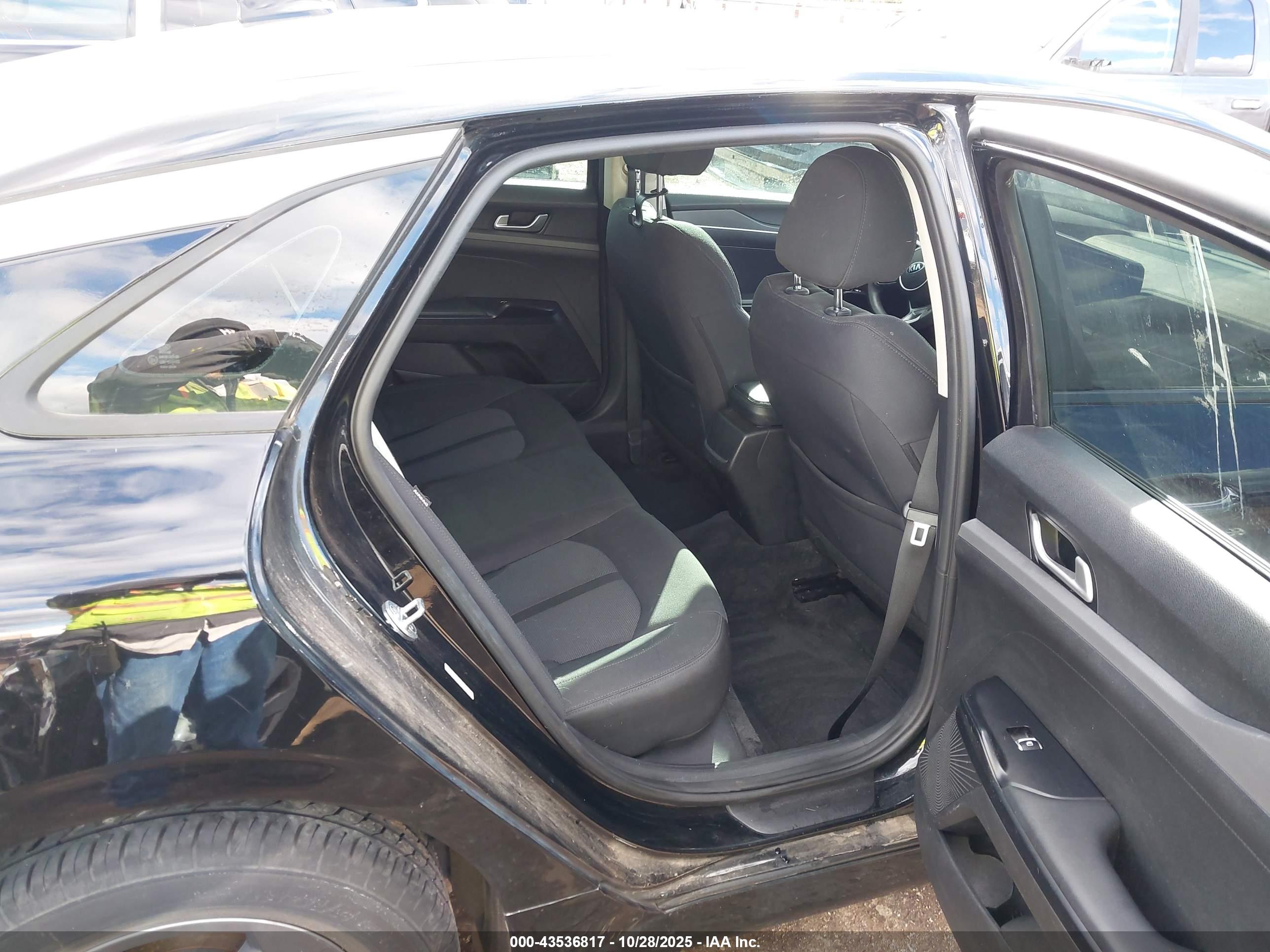 KIA K5 image 8