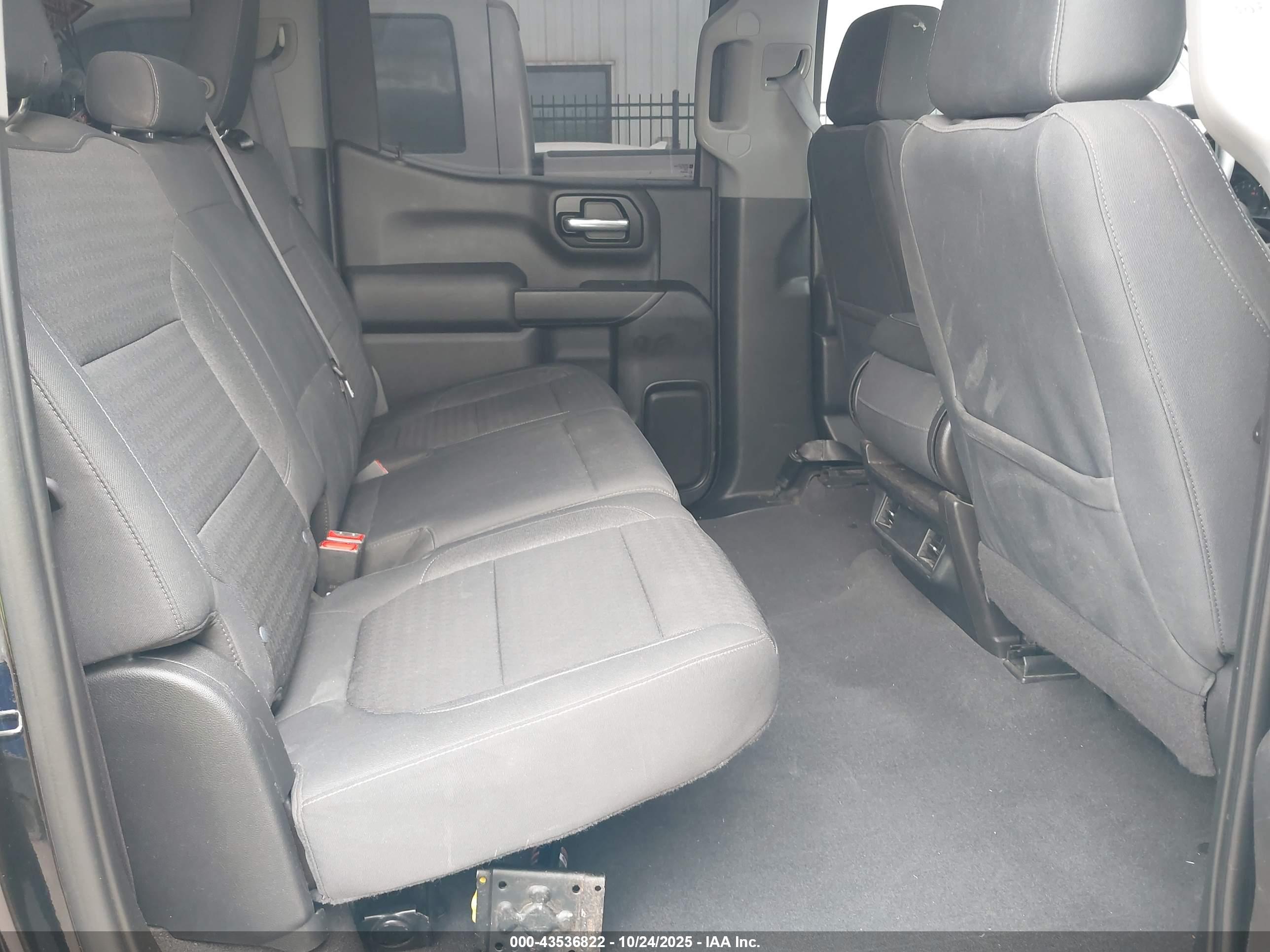 CHEVROLET SILVERADO image 8