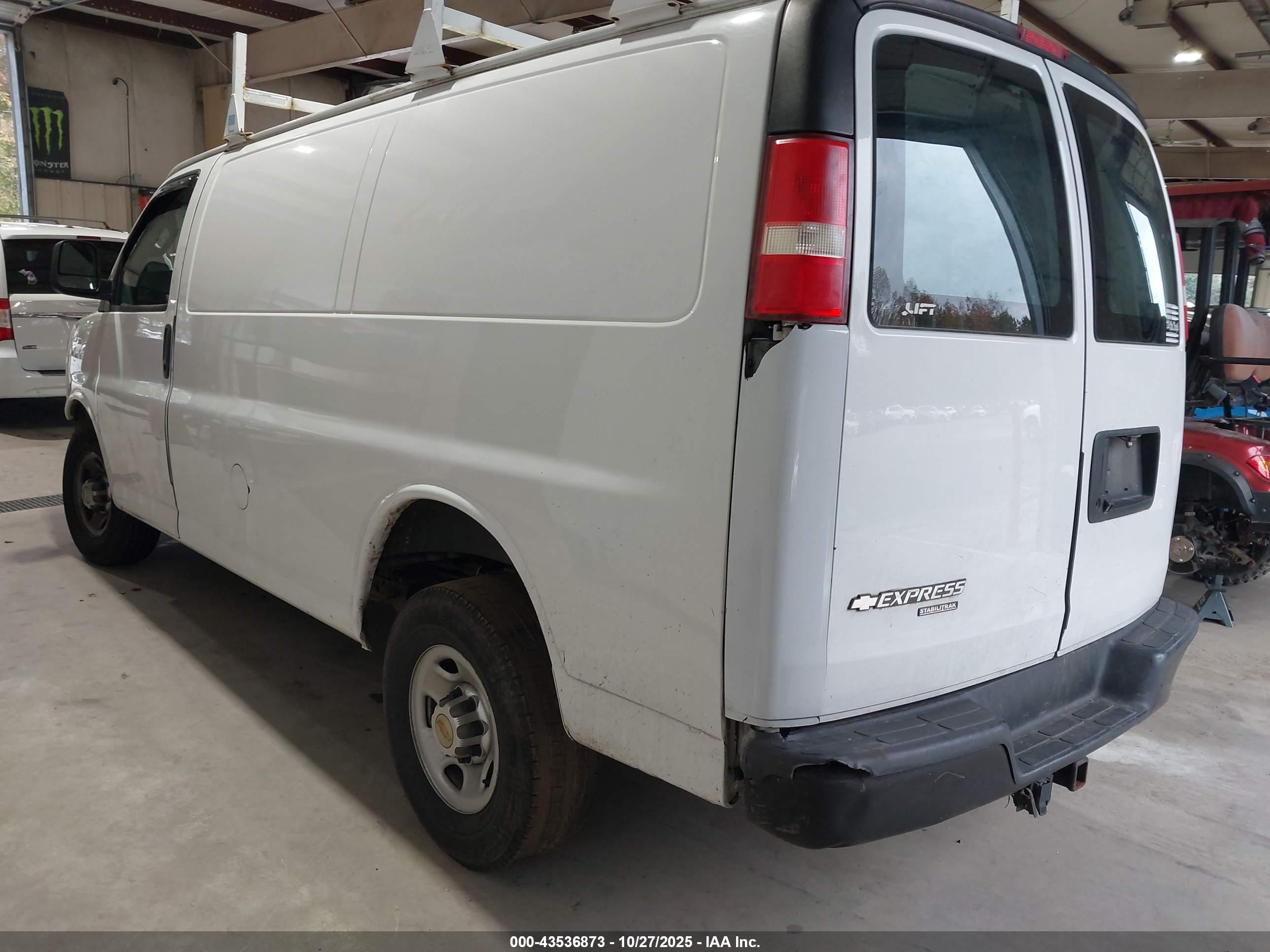CHEVROLET EXPRESS image 3