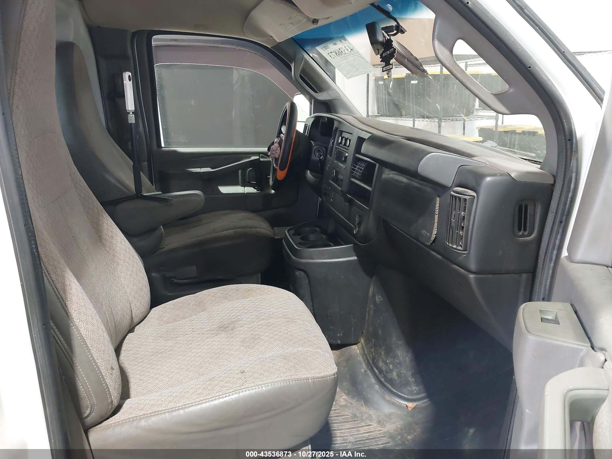 CHEVROLET EXPRESS image 5