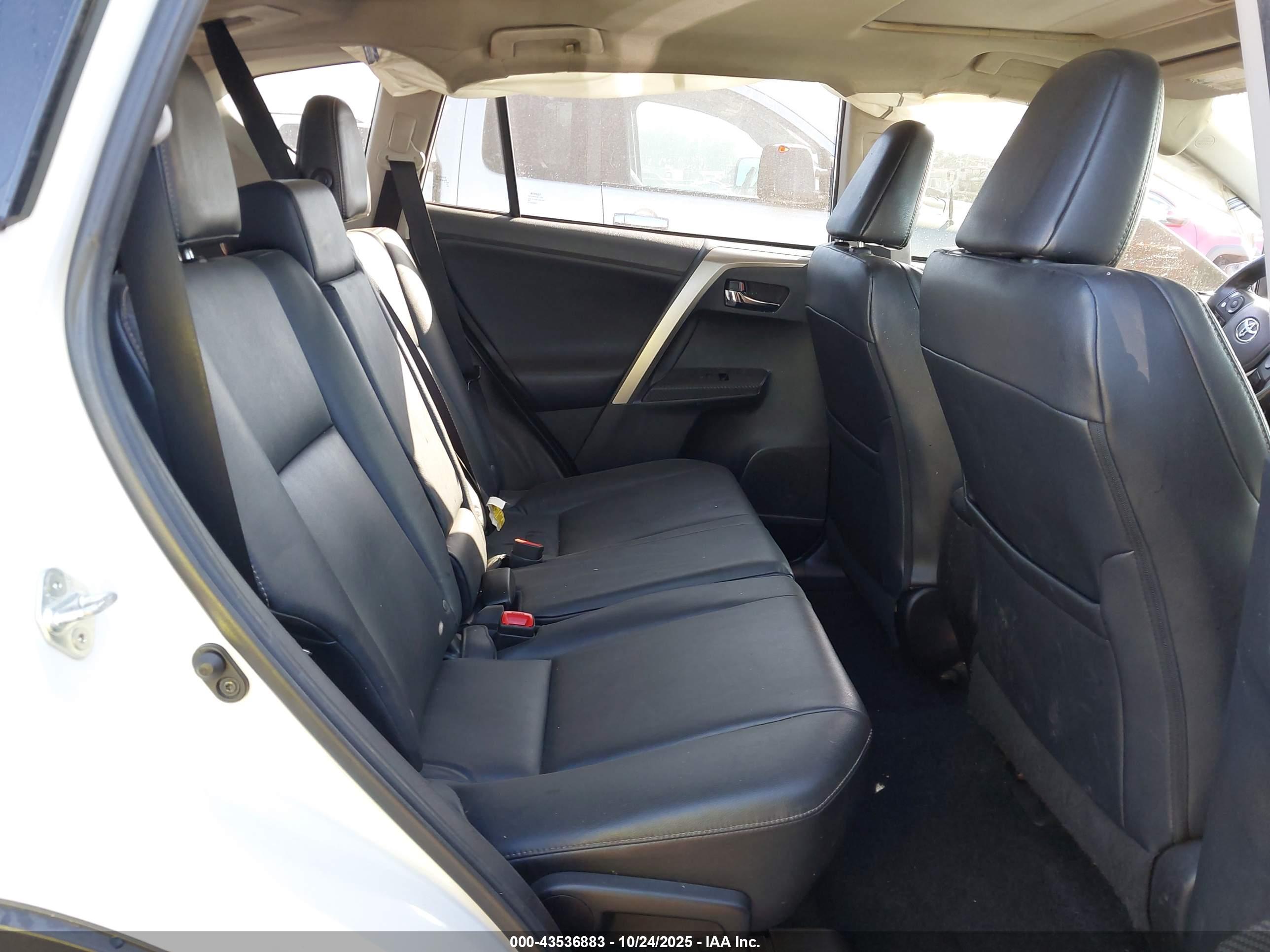 TOYOTA RAV4 image 8