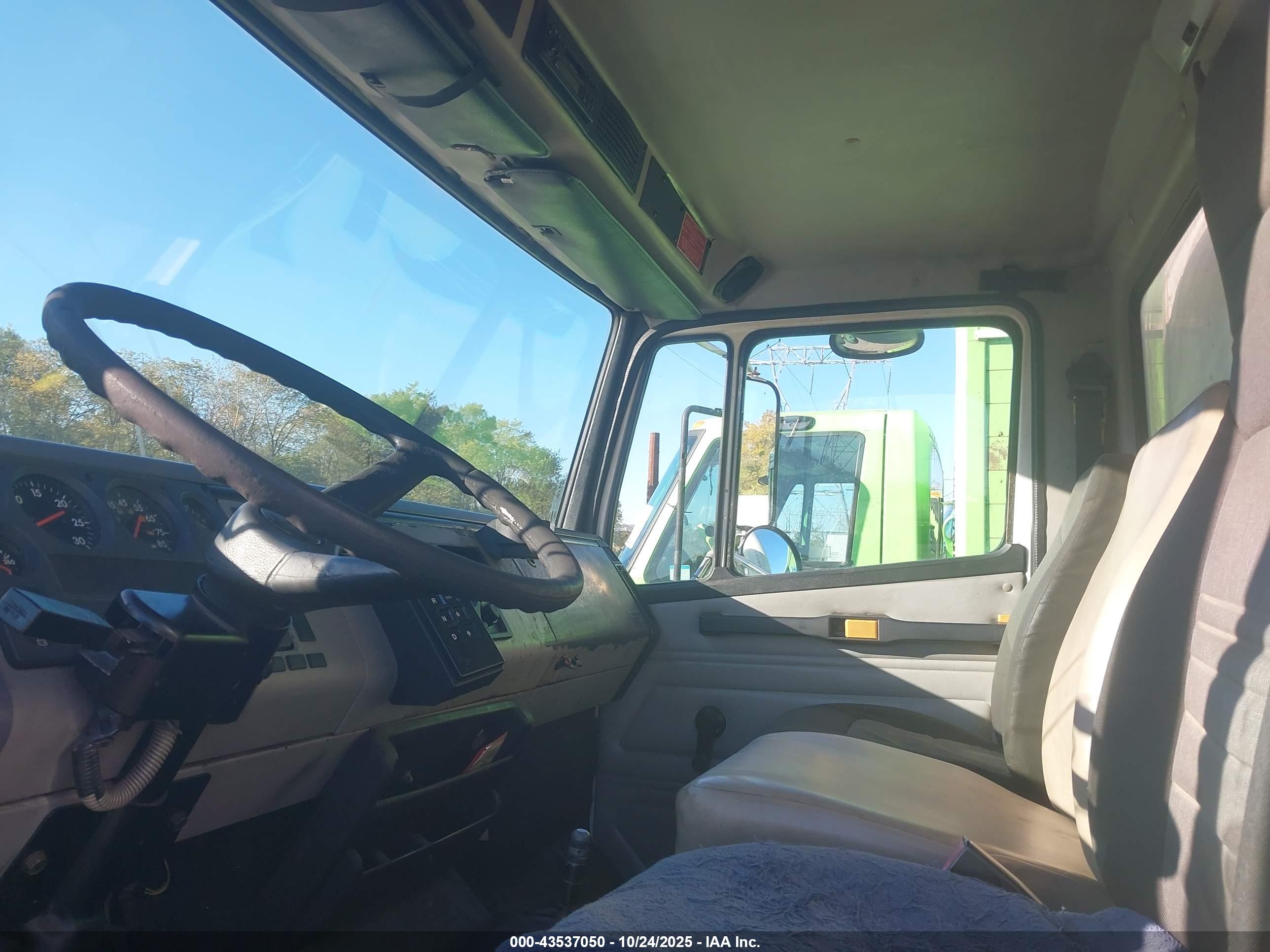 FREIGHTLINER MEDIUM image 8