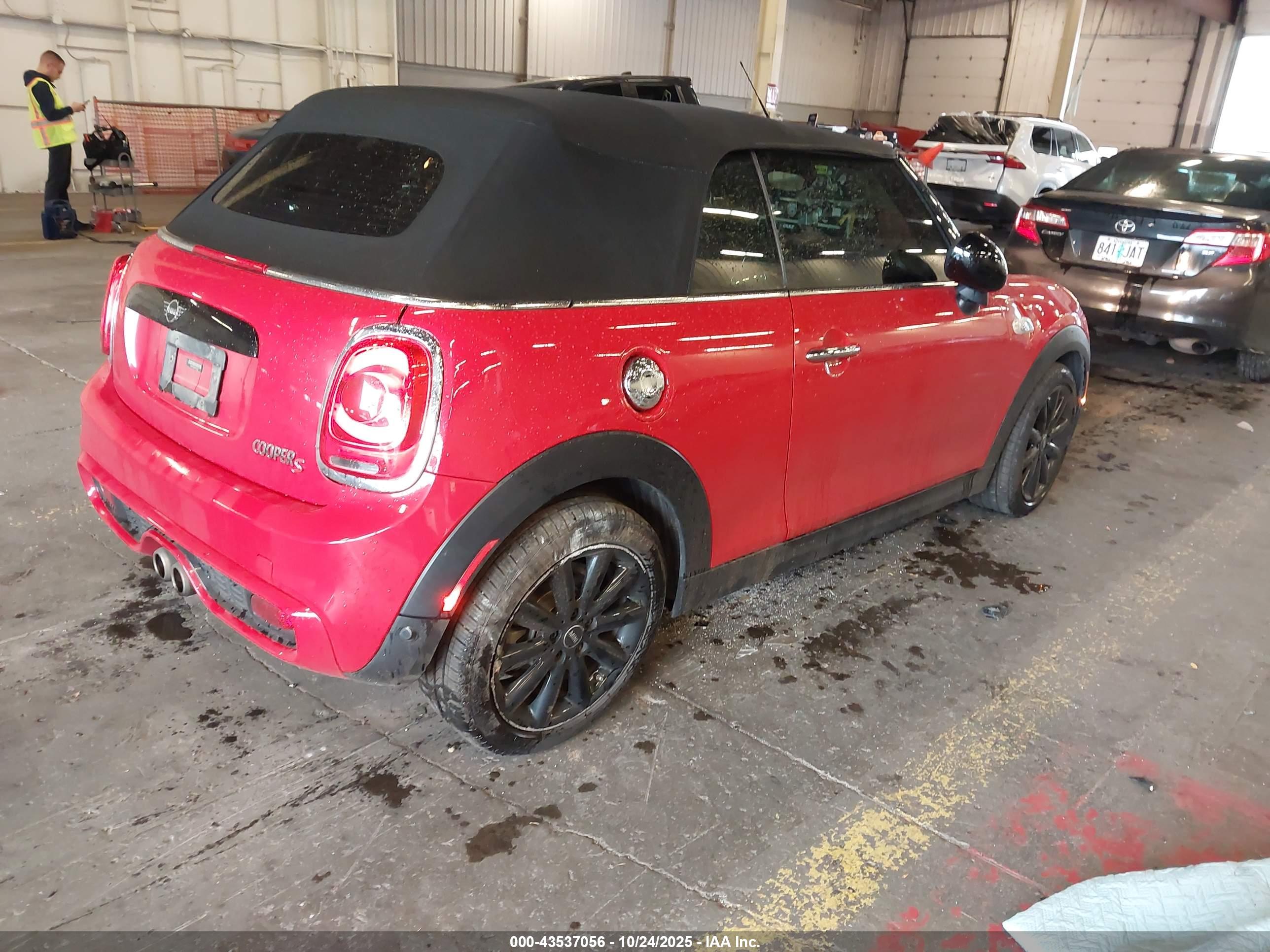 MINI CONVERTIBLE image 4