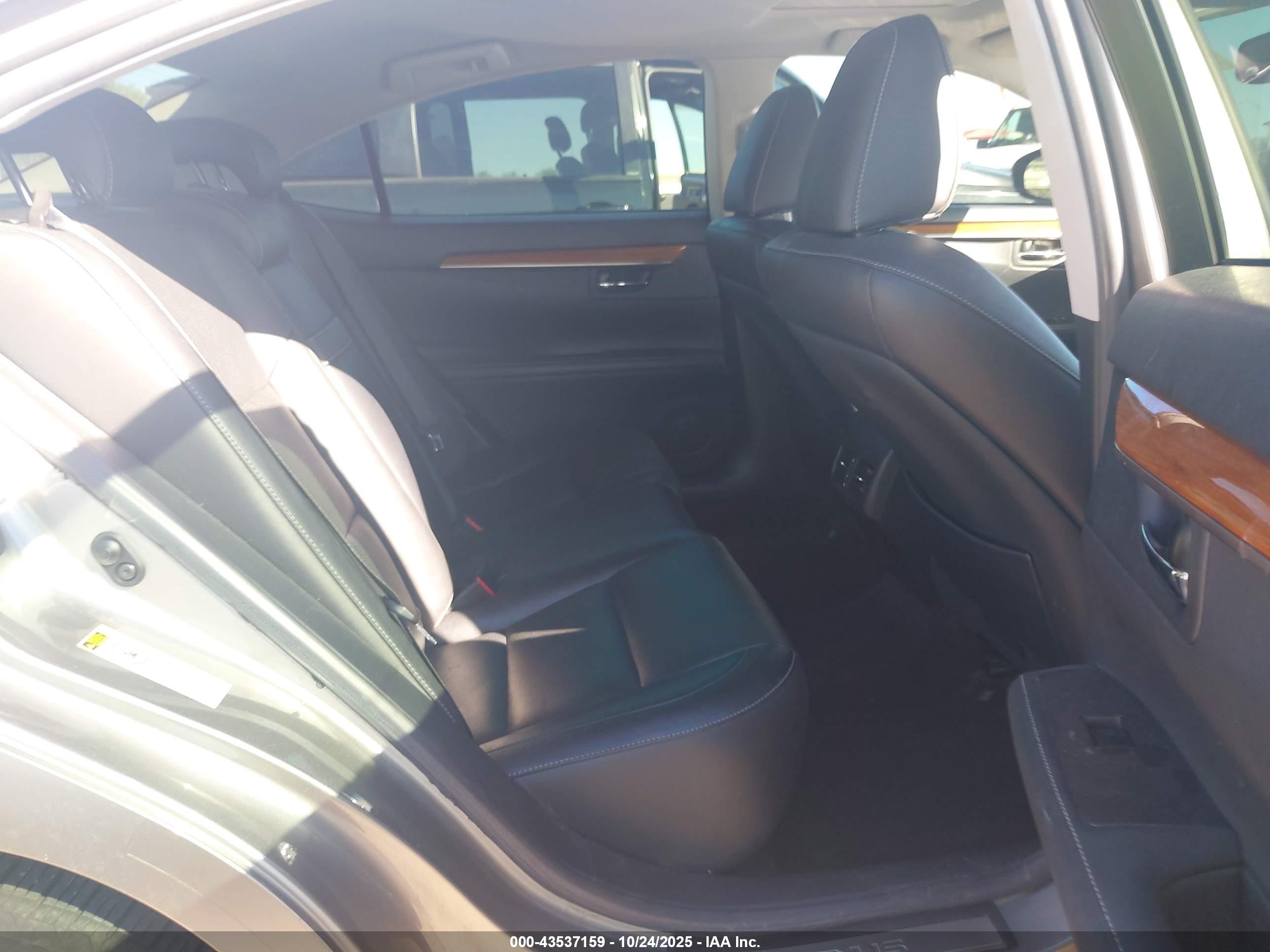 LEXUS ES image 8
