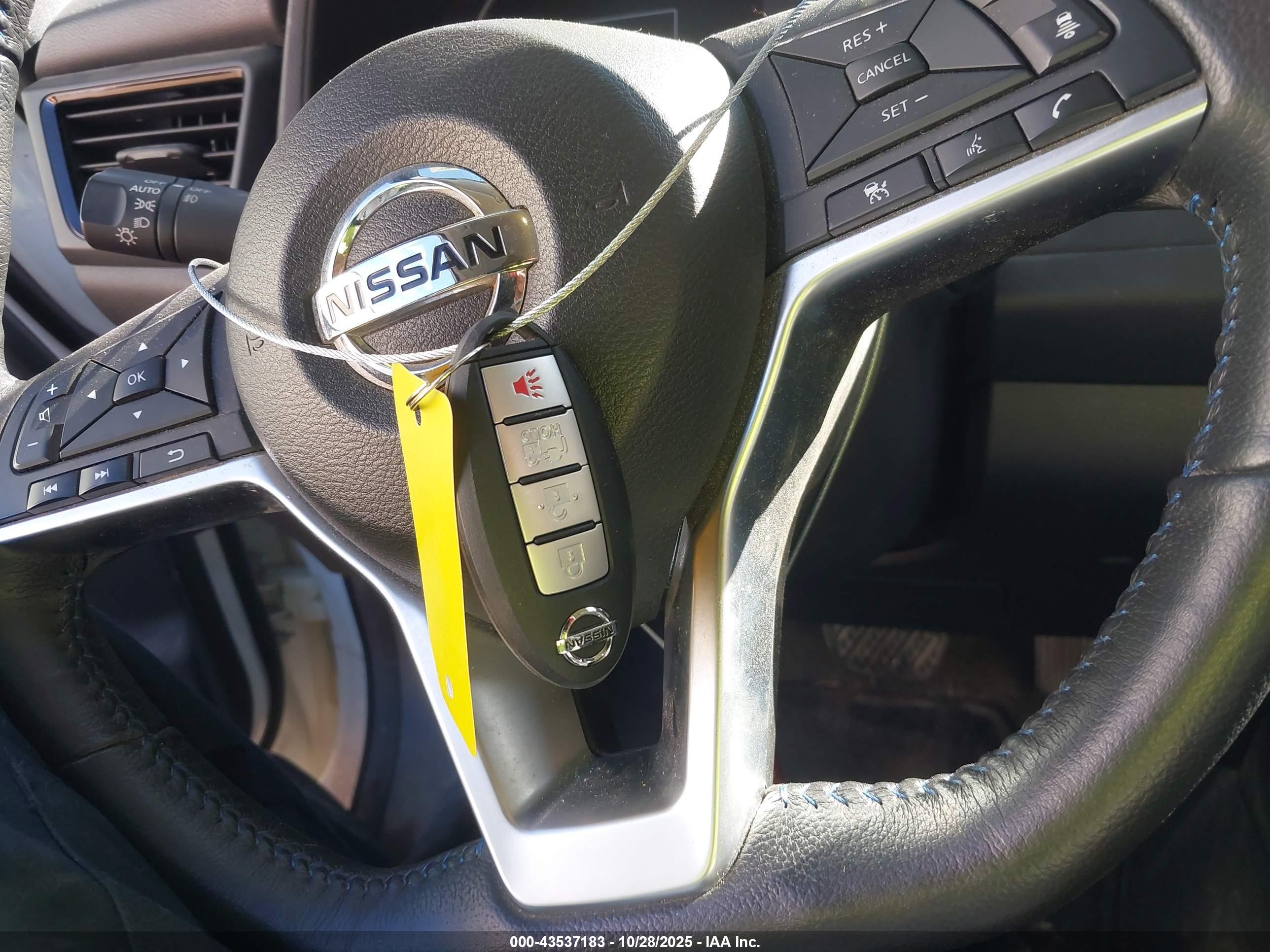 NISSAN LEAF image 11