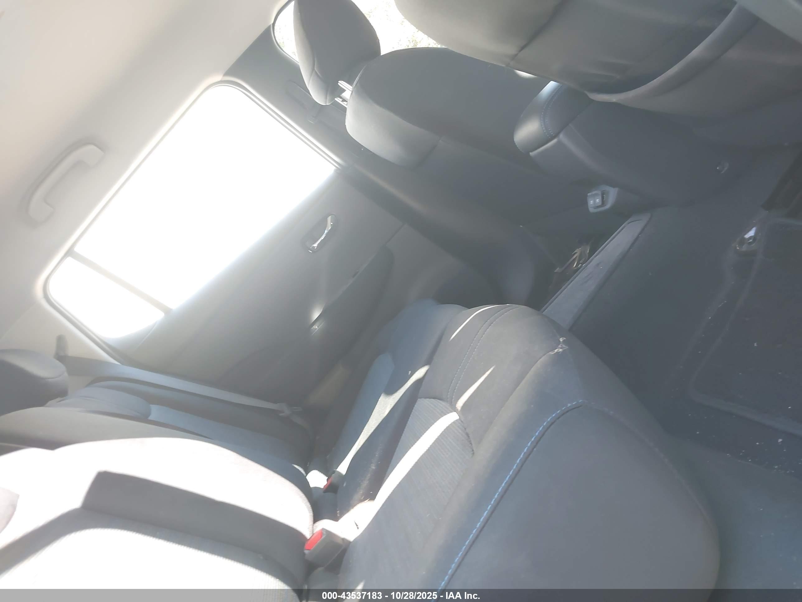 NISSAN LEAF image 8