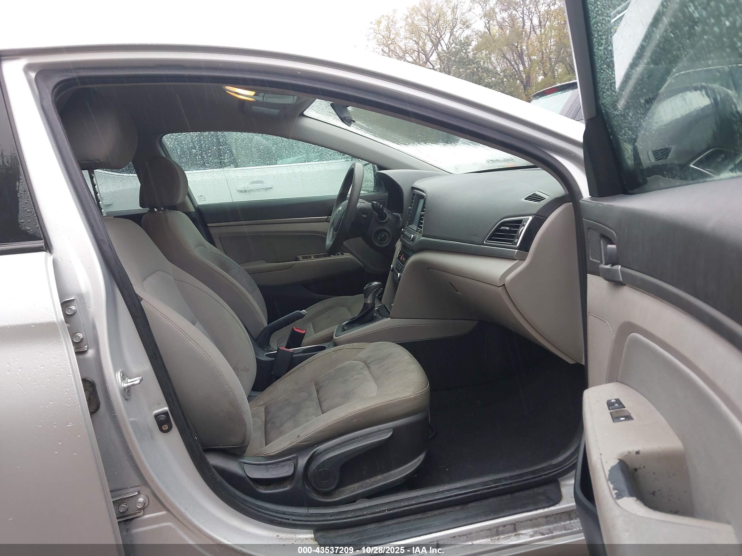 HYUNDAI ELANTRA image 5