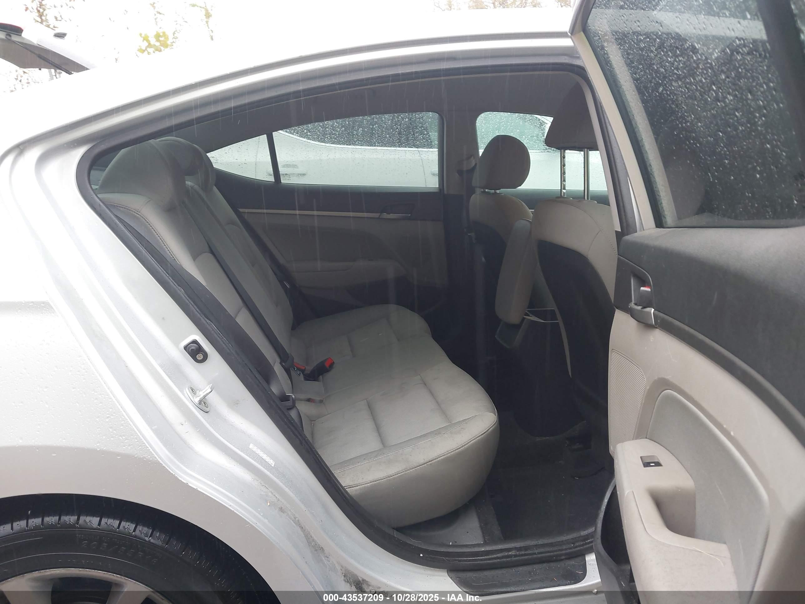 HYUNDAI ELANTRA image 8