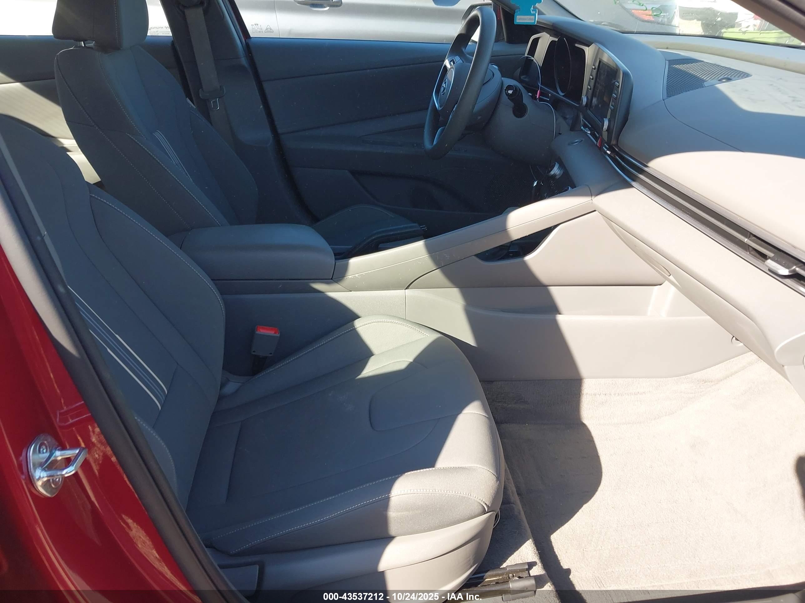 HYUNDAI ELANTRA image 5