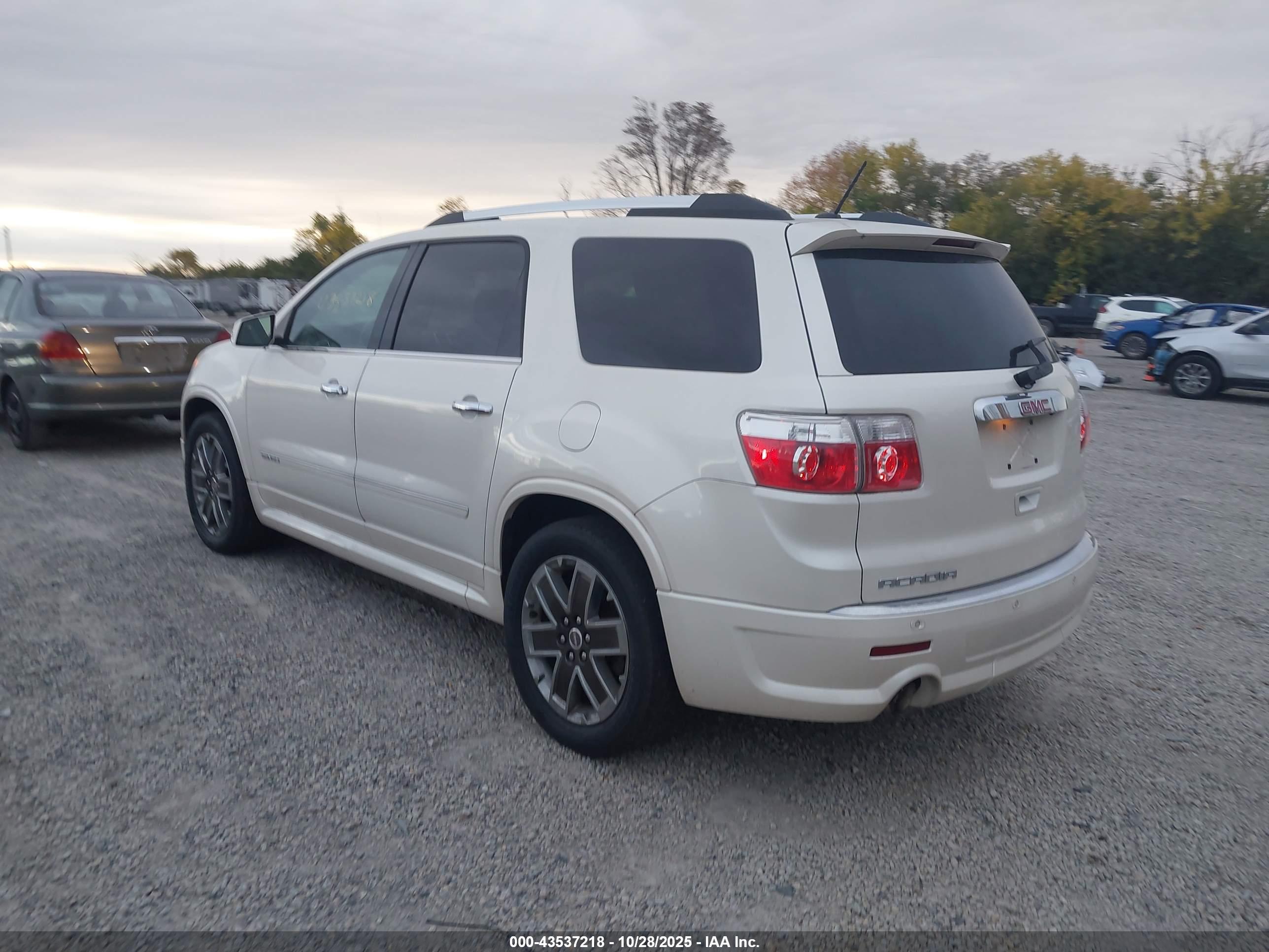 GMC ACADIA image 3