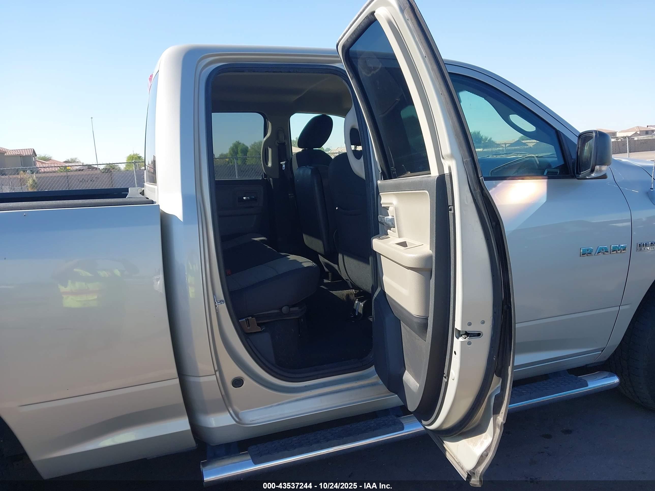 DODGE RAM image 8