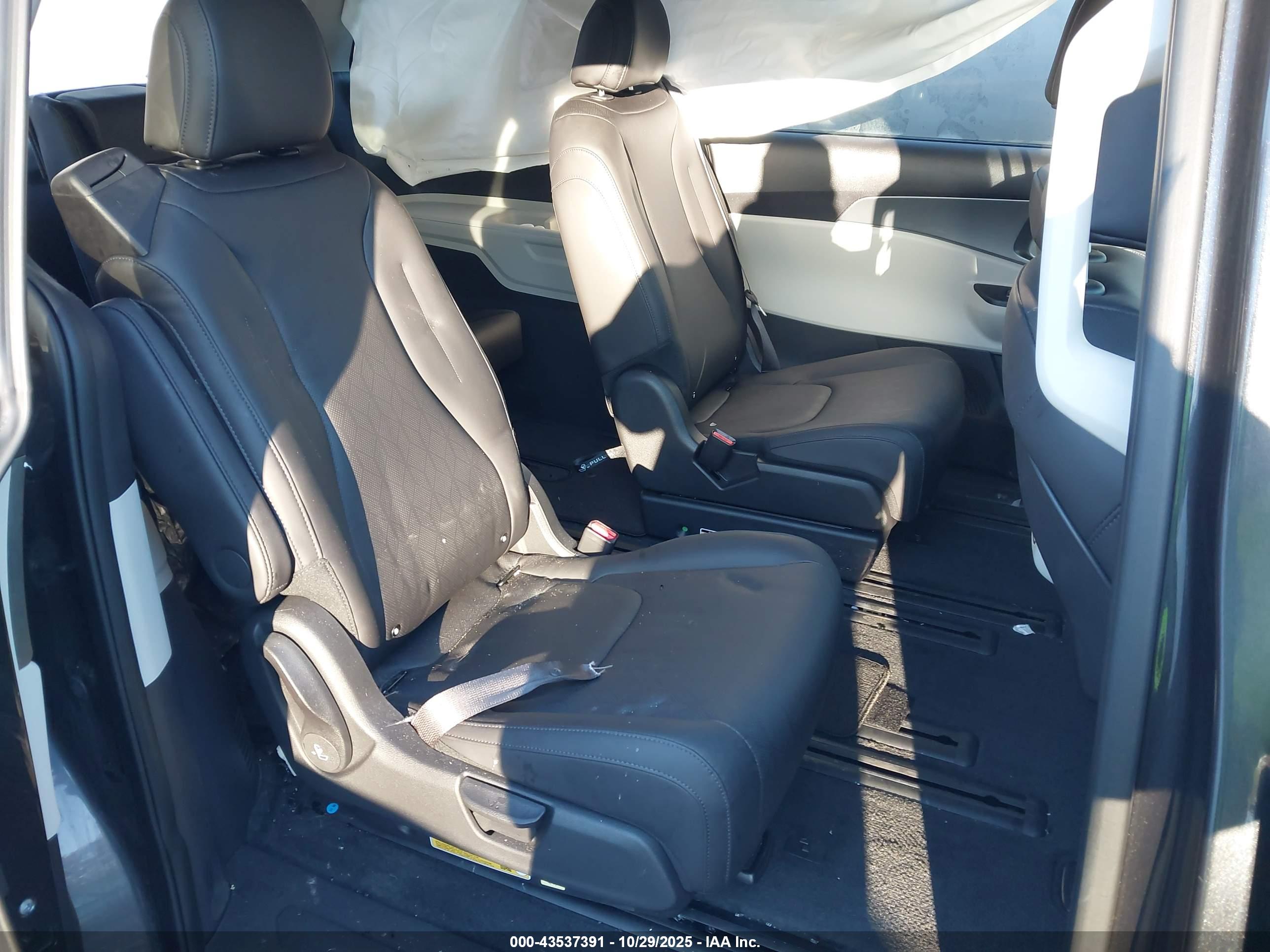 KIA CARNIVAL image 8