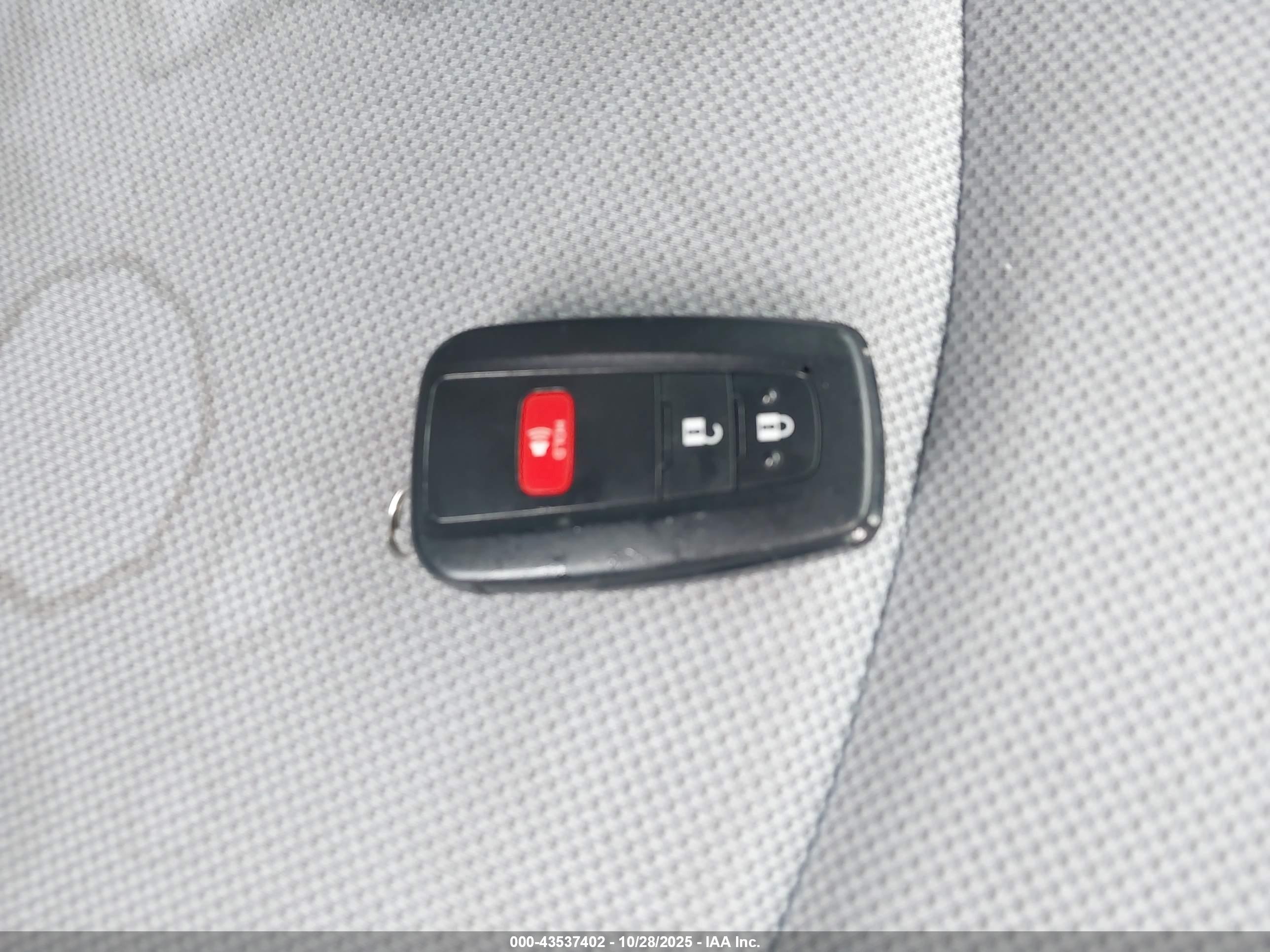 TOYOTA PRIUS image 11