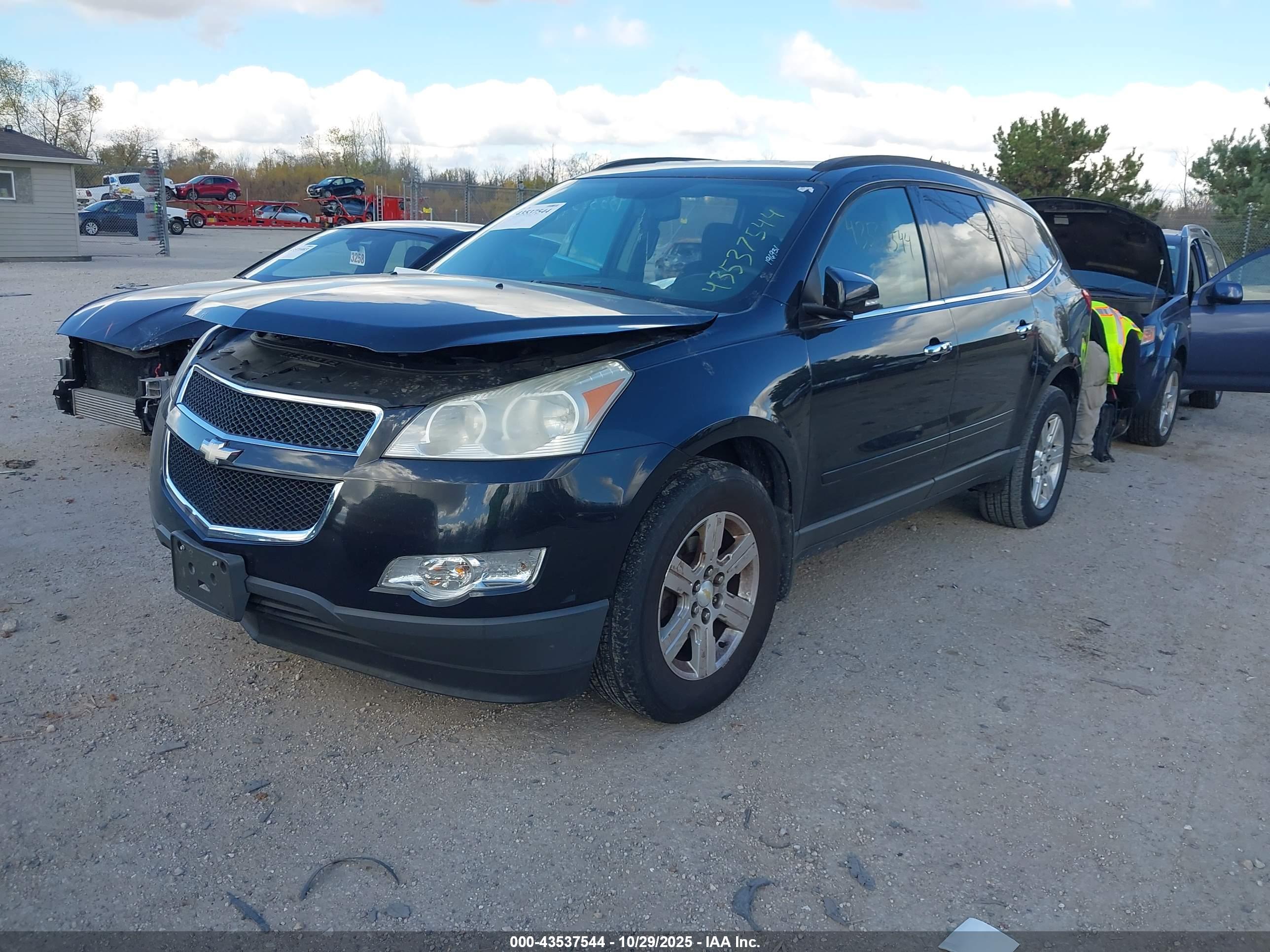 CHEVROLET TRAVERSE image 2