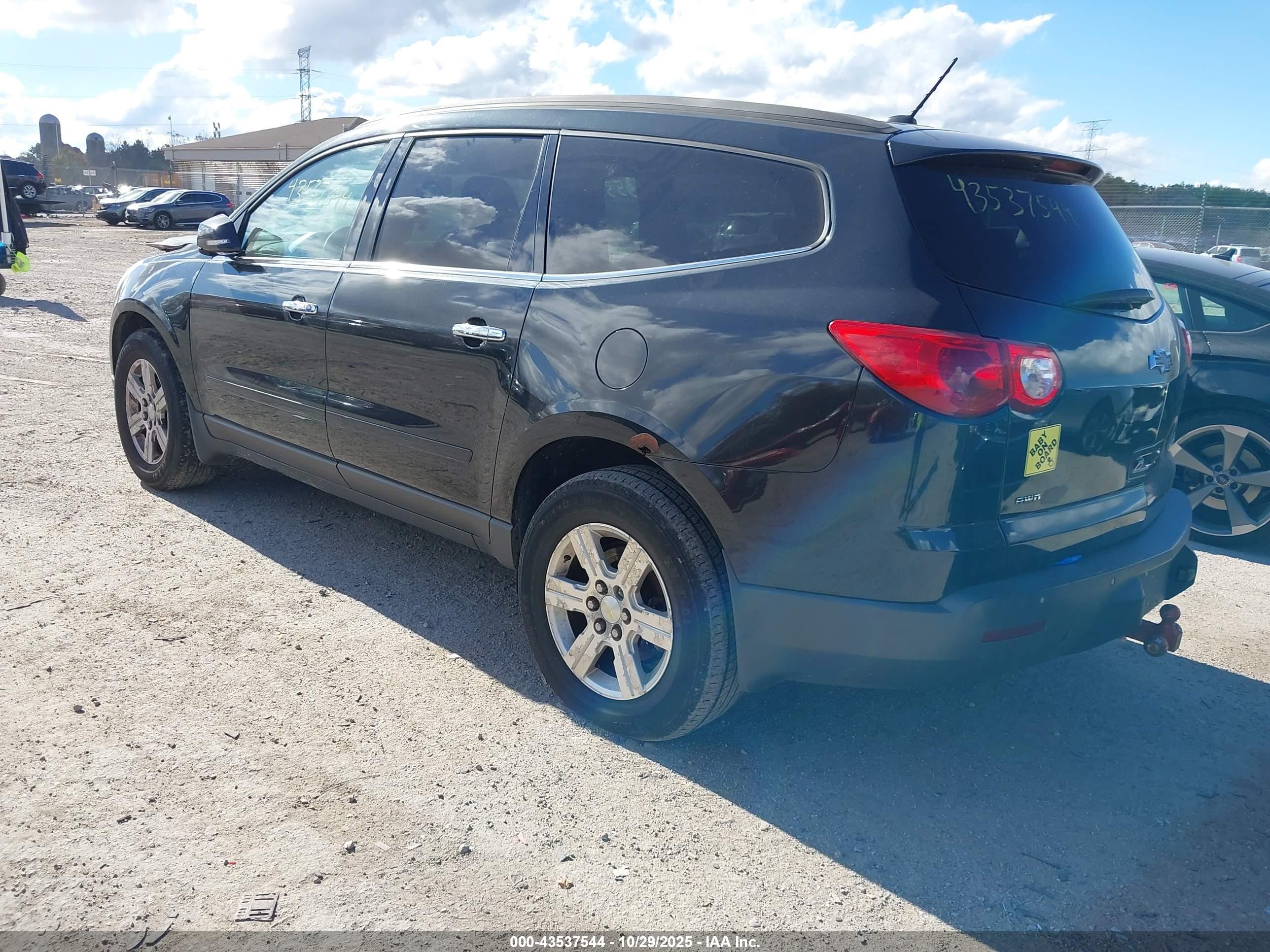CHEVROLET TRAVERSE image 3