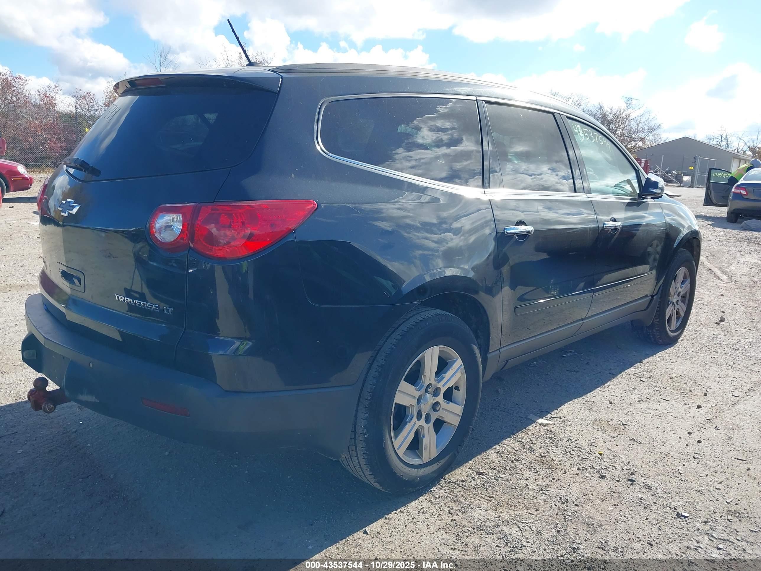 CHEVROLET TRAVERSE image 4